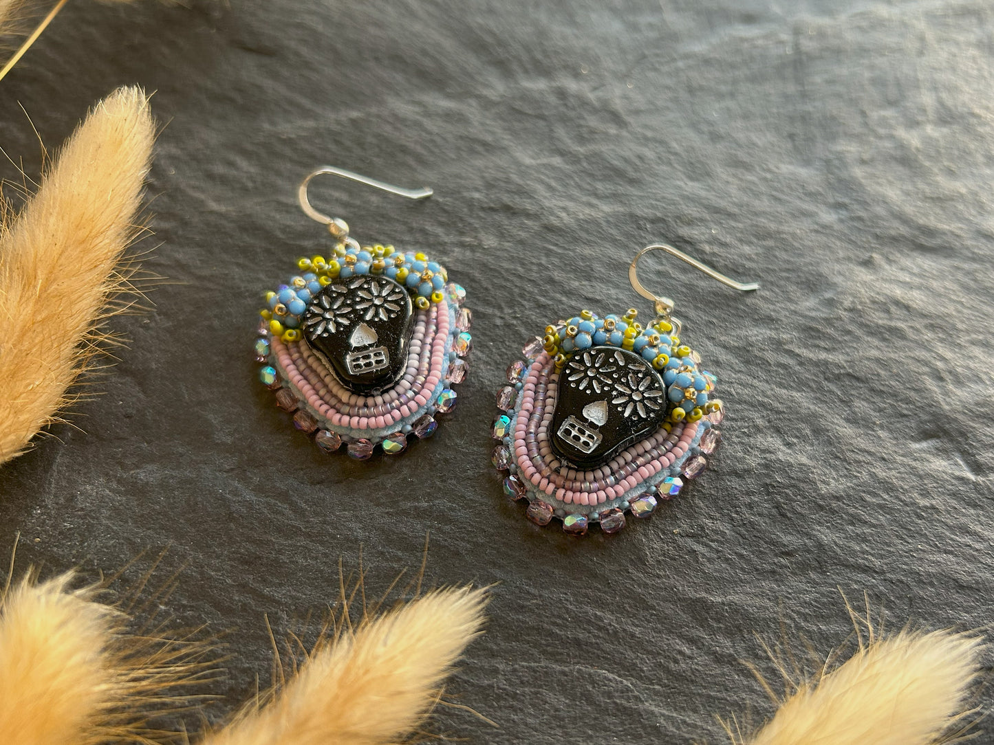 Earrings "Tuwile" with skulls wearing a flower crown - purple & blue