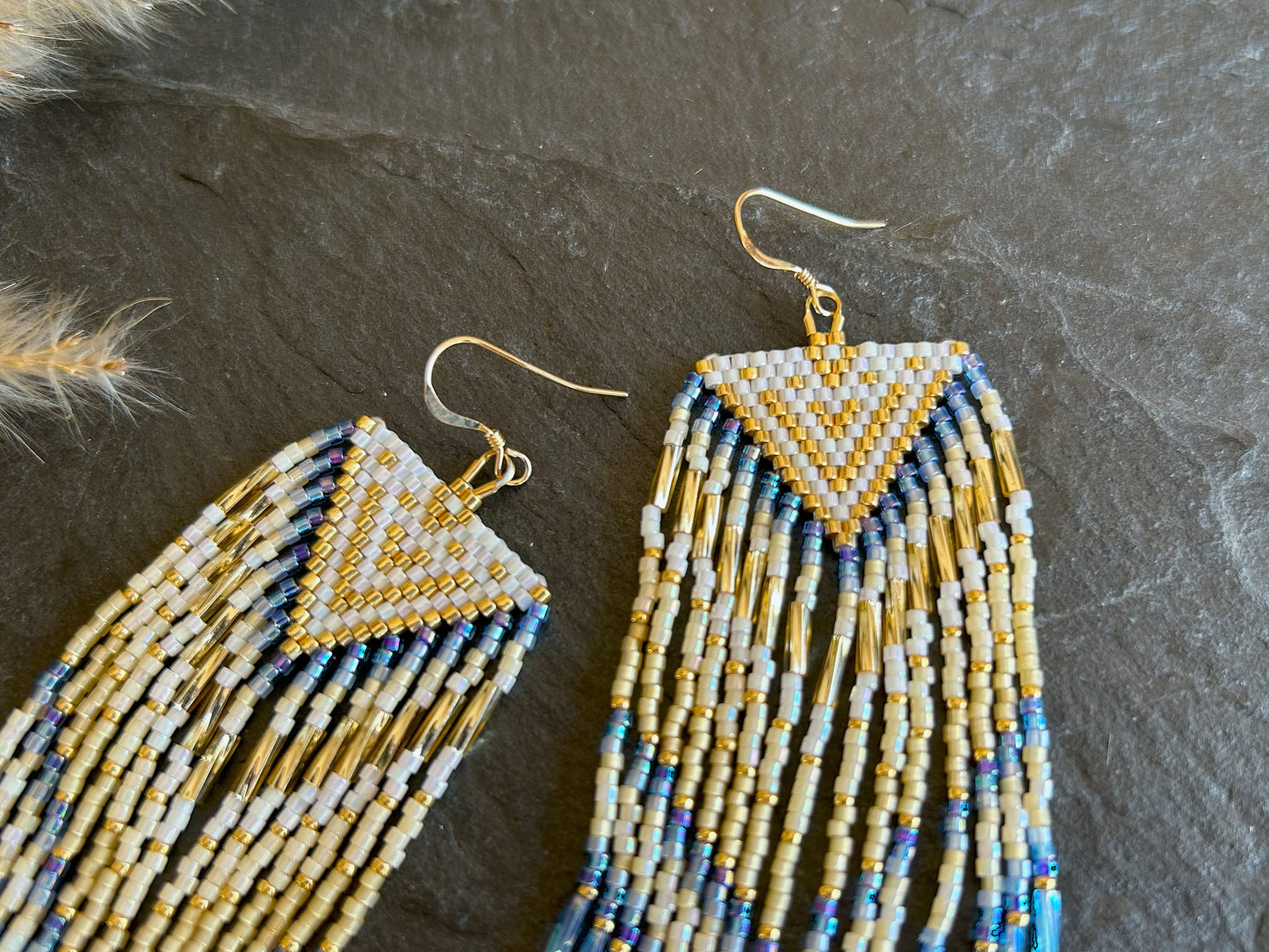 Ohrringe "Sheila" mit schillernden Fransen - Gold & Blau