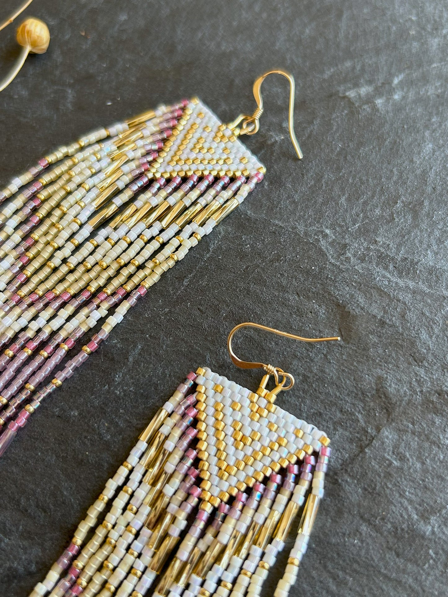 Statement Ohrringe "Sheila" mit schillernden Fransen - Gold & Pink