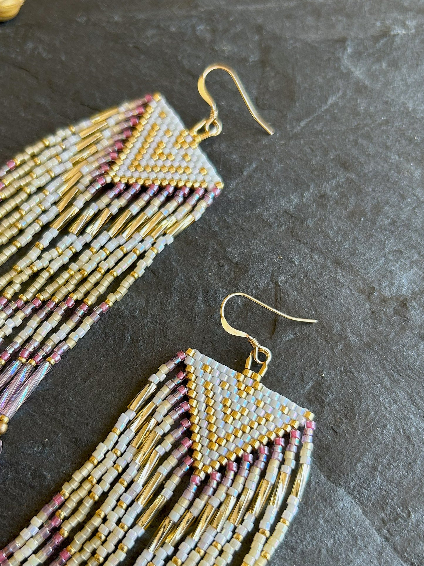 Ohrringe "Sheila" mit schillernden Fransen - Gold & Pink