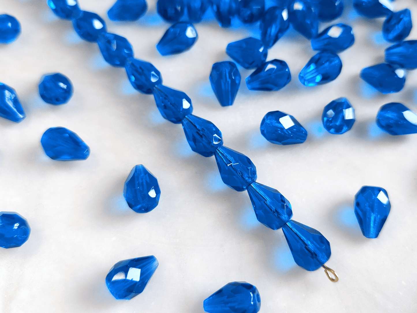 Glasschliff-Tropfen 10x7mm - dunkles Karibikblau
