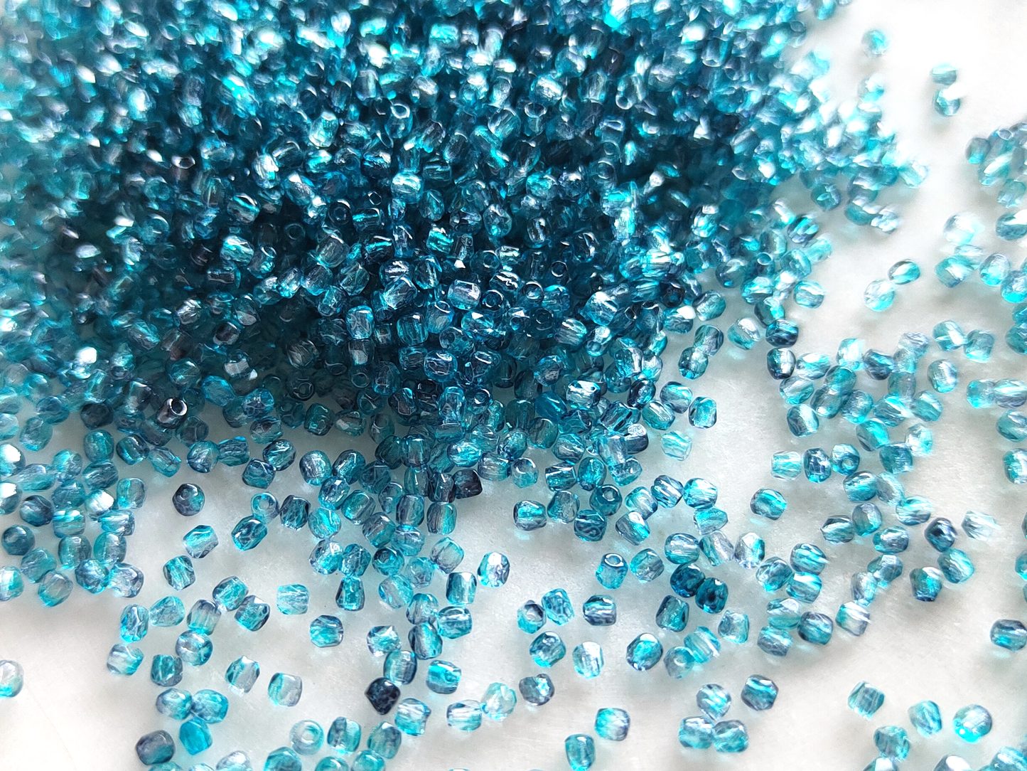 2mm Glasschliffperlen - ombre Blau-Mix