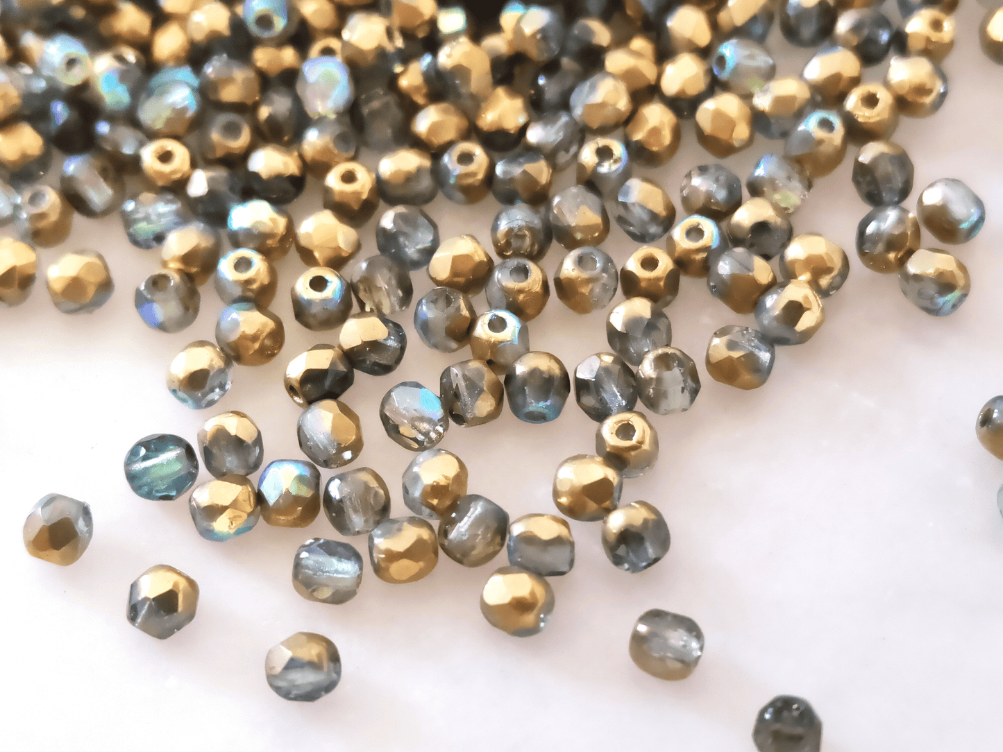 3mm Glasschliffperlen - Farblos, Gold & blauer Glanz