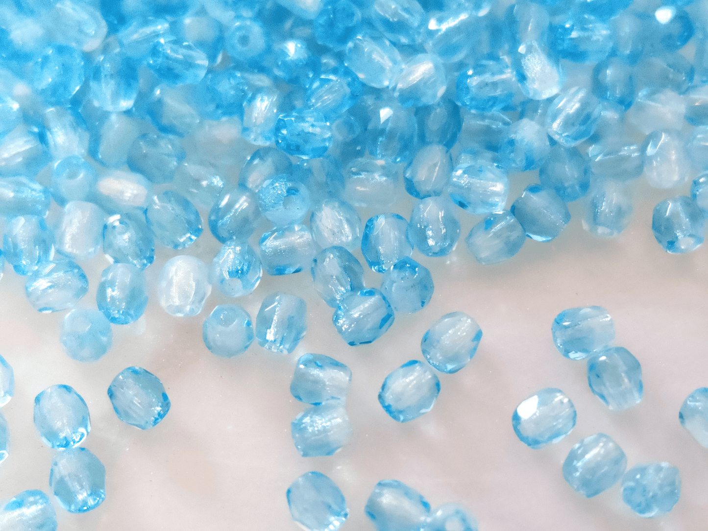 3mm Glasschliffperlen - Weiß & Hellblau
