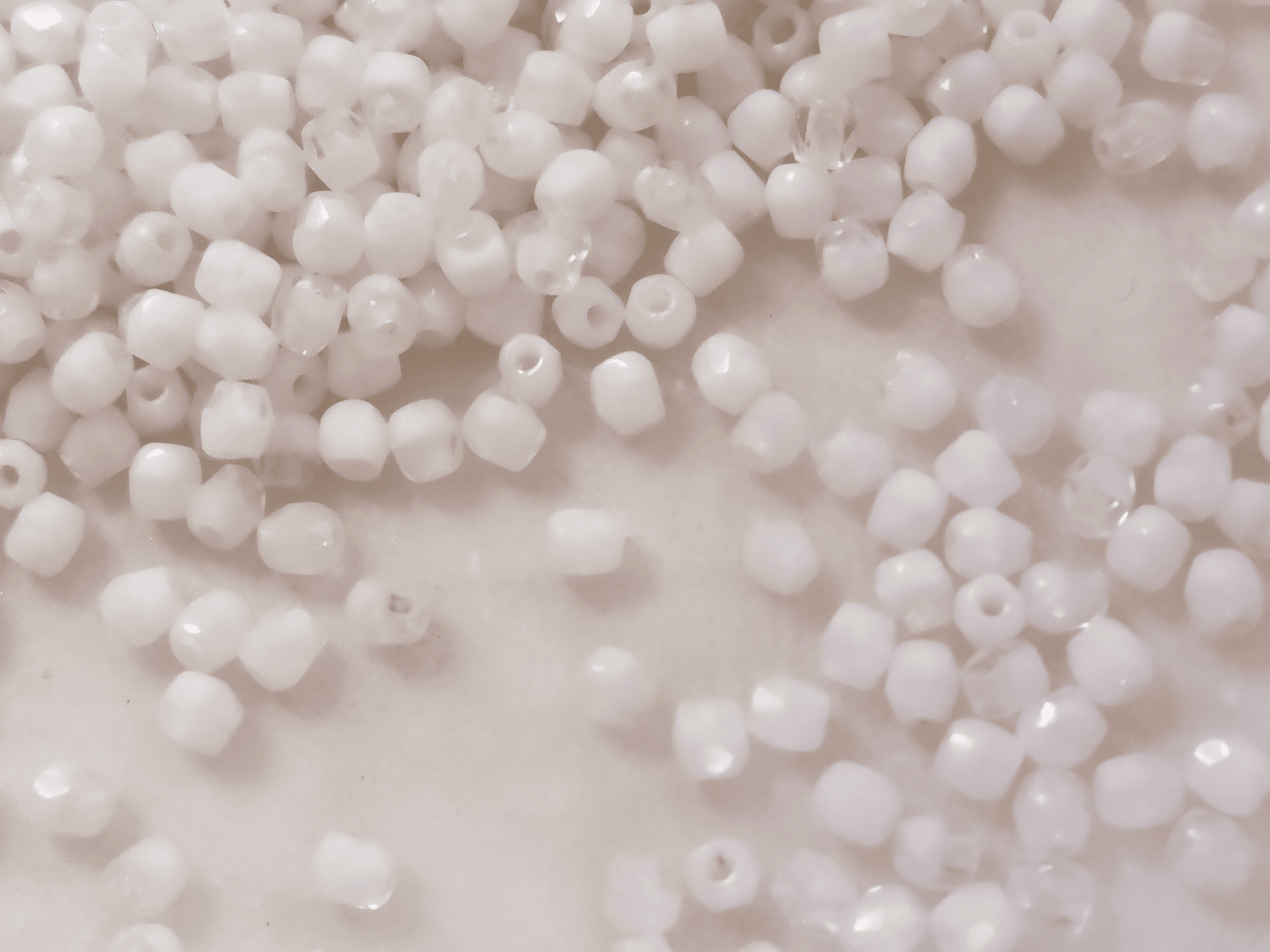 3mm Glasschliffperlen - Farblos & Weiß