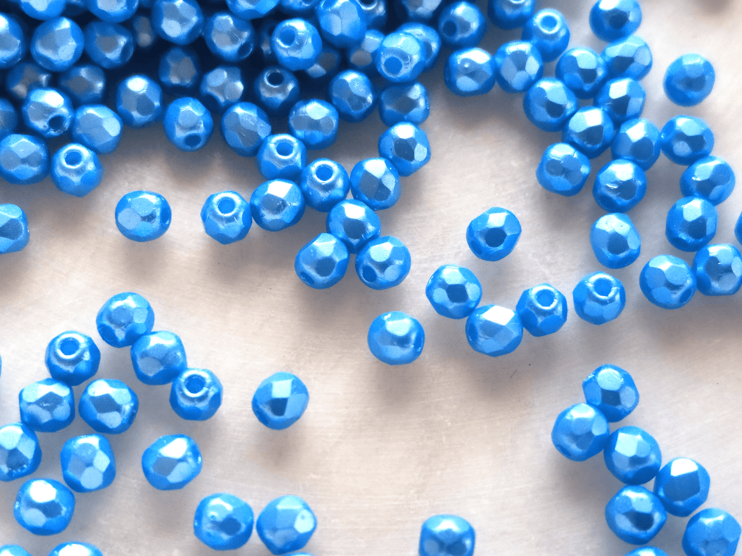 3mm Glasschliffperlen - medium Himmelblau Perlglanz
