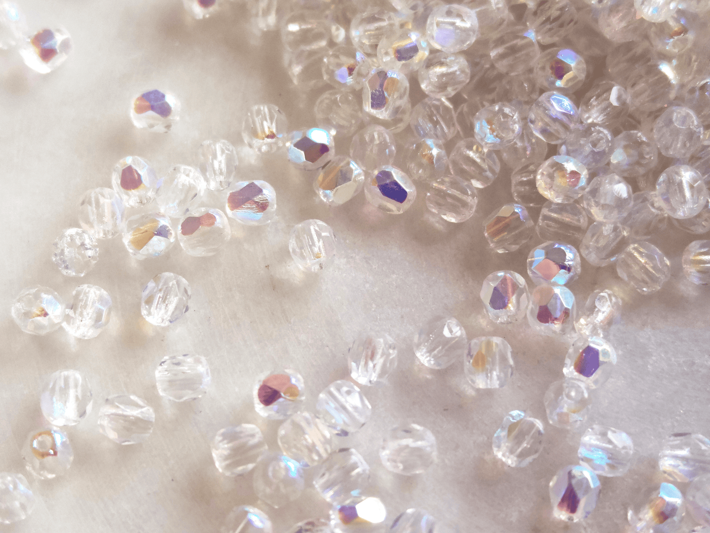 3mm Glasschliffperlen - Farblos Iris