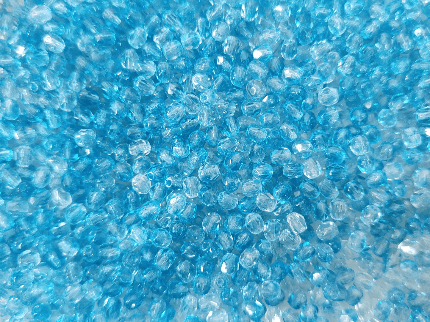 4mm Glasschliffperlen - Farblos & Karibikblau