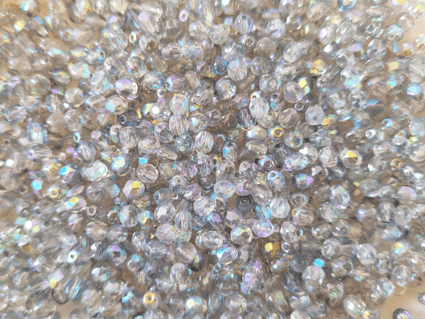 4mm Glasschliffperlen - Hellgrau AB