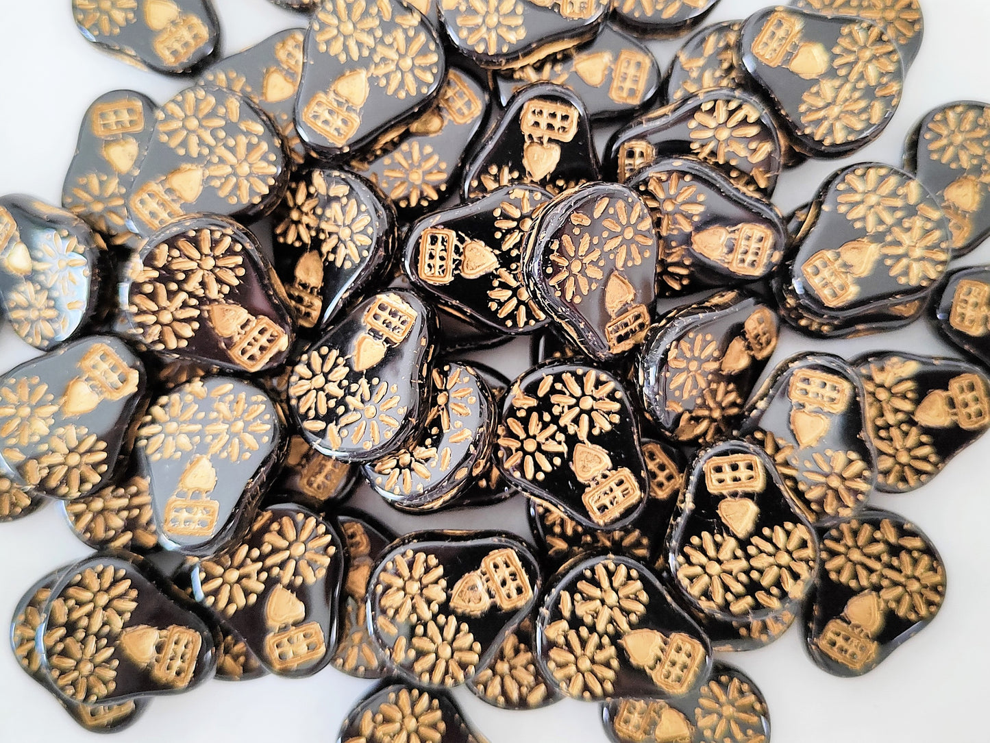 Skull beads 20x16mm - black & gold
