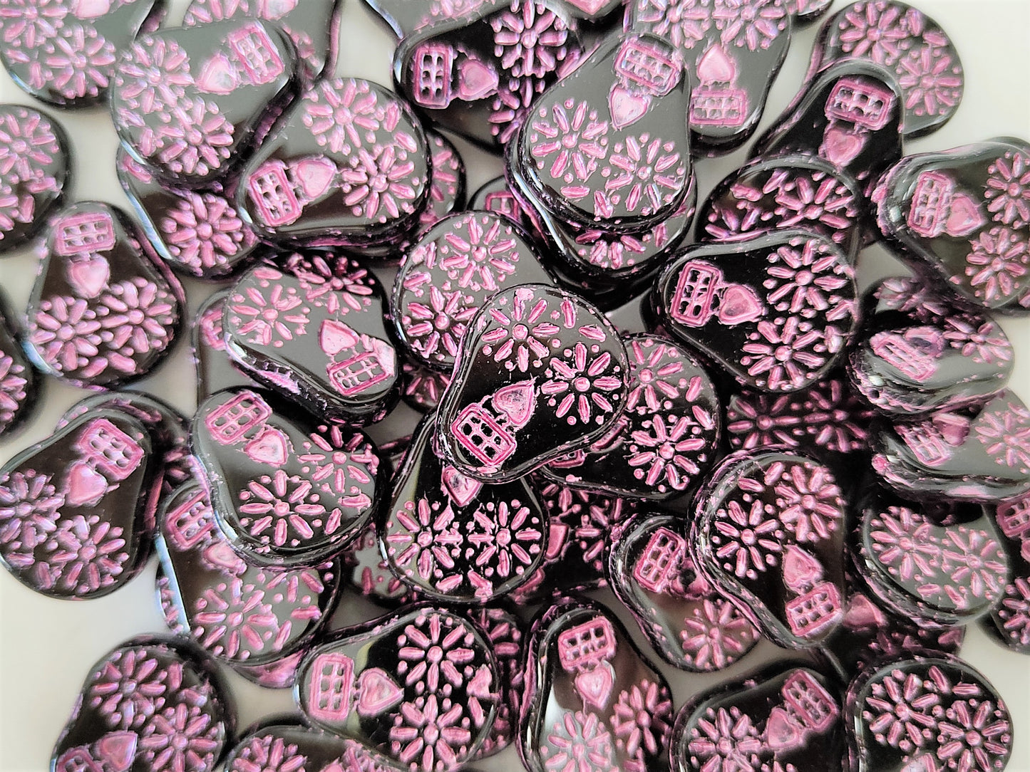 Skull beads 20x16mm - black & pink