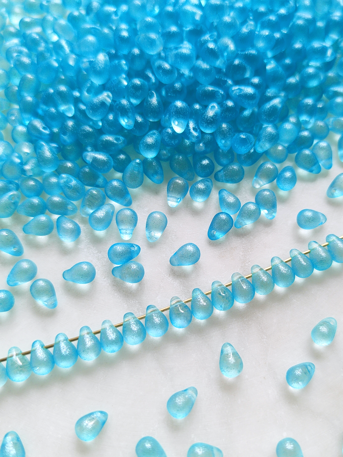 Drop beads 4x6mm - Caribbean blue glitter
