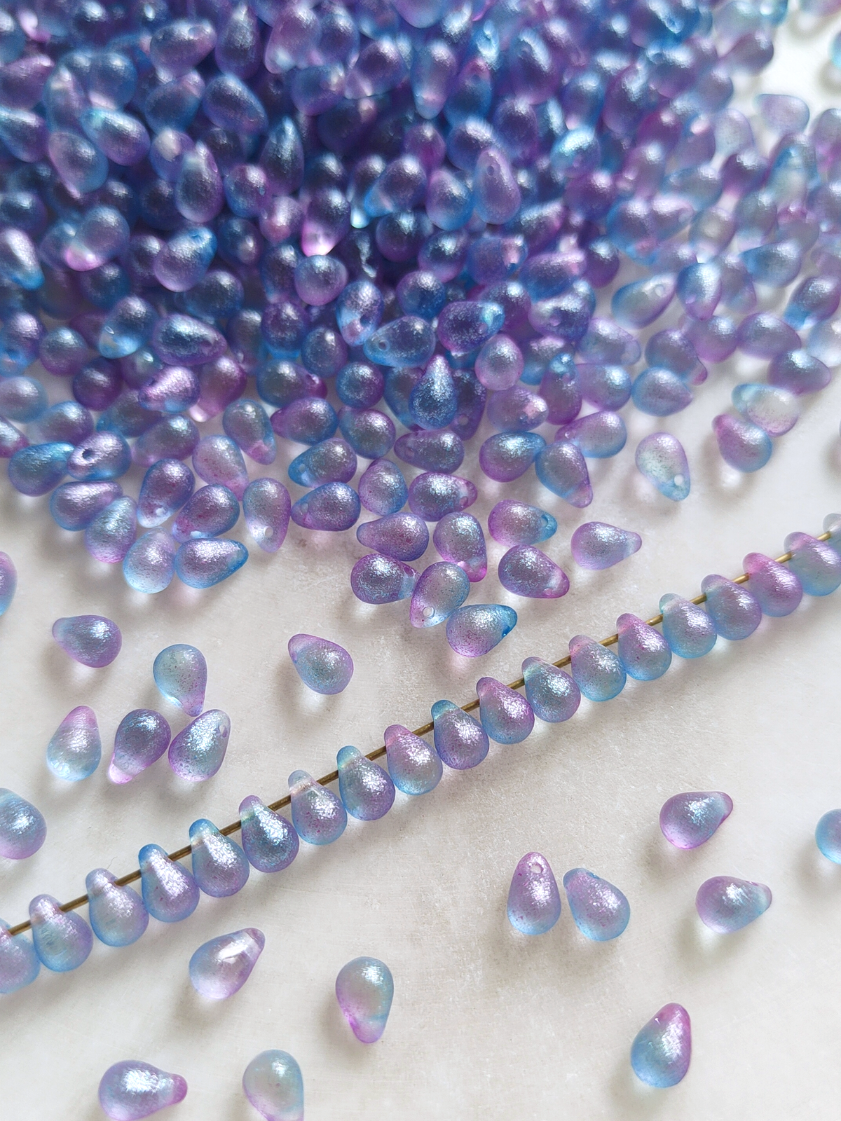 Drop beads 4x6mm - ombre blue & purple glitter