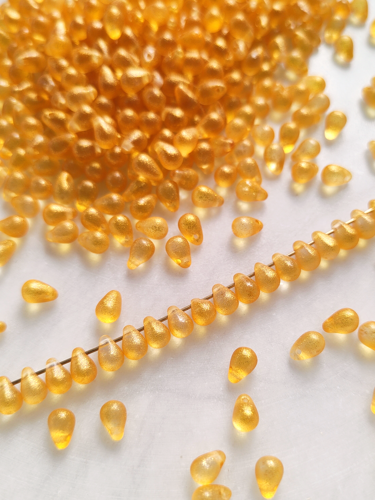 Drop beads 4x6mm - sun yellow glitter