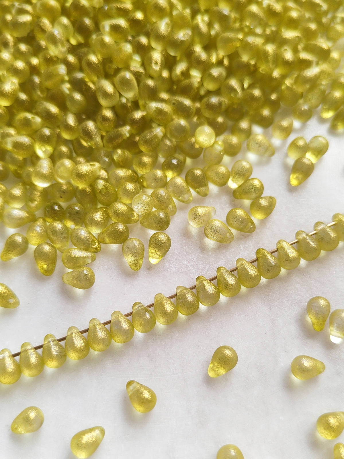 Drop beads 4x6mm - spring green glitter