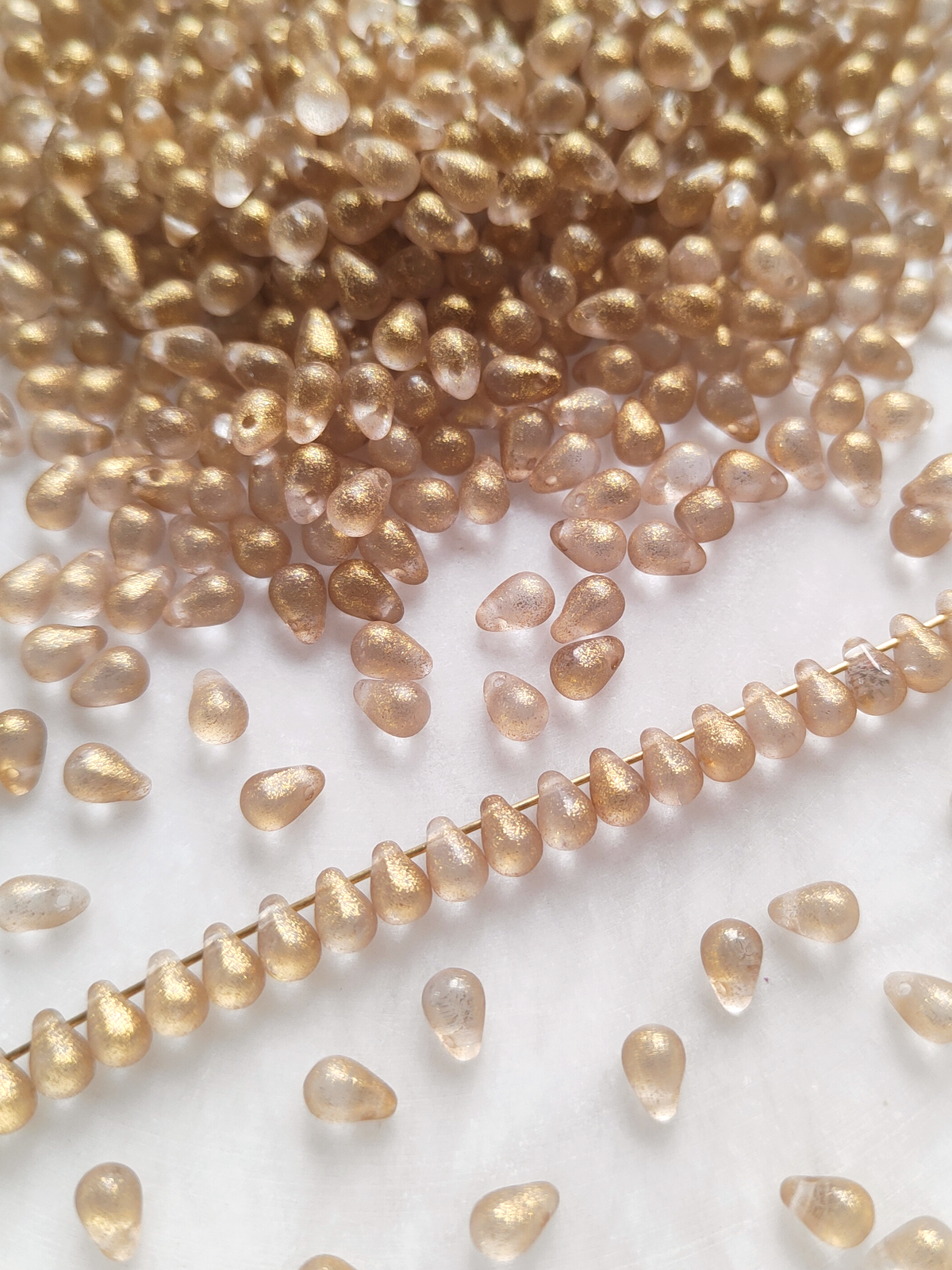 Drop beads 4x6mm - gold glitter