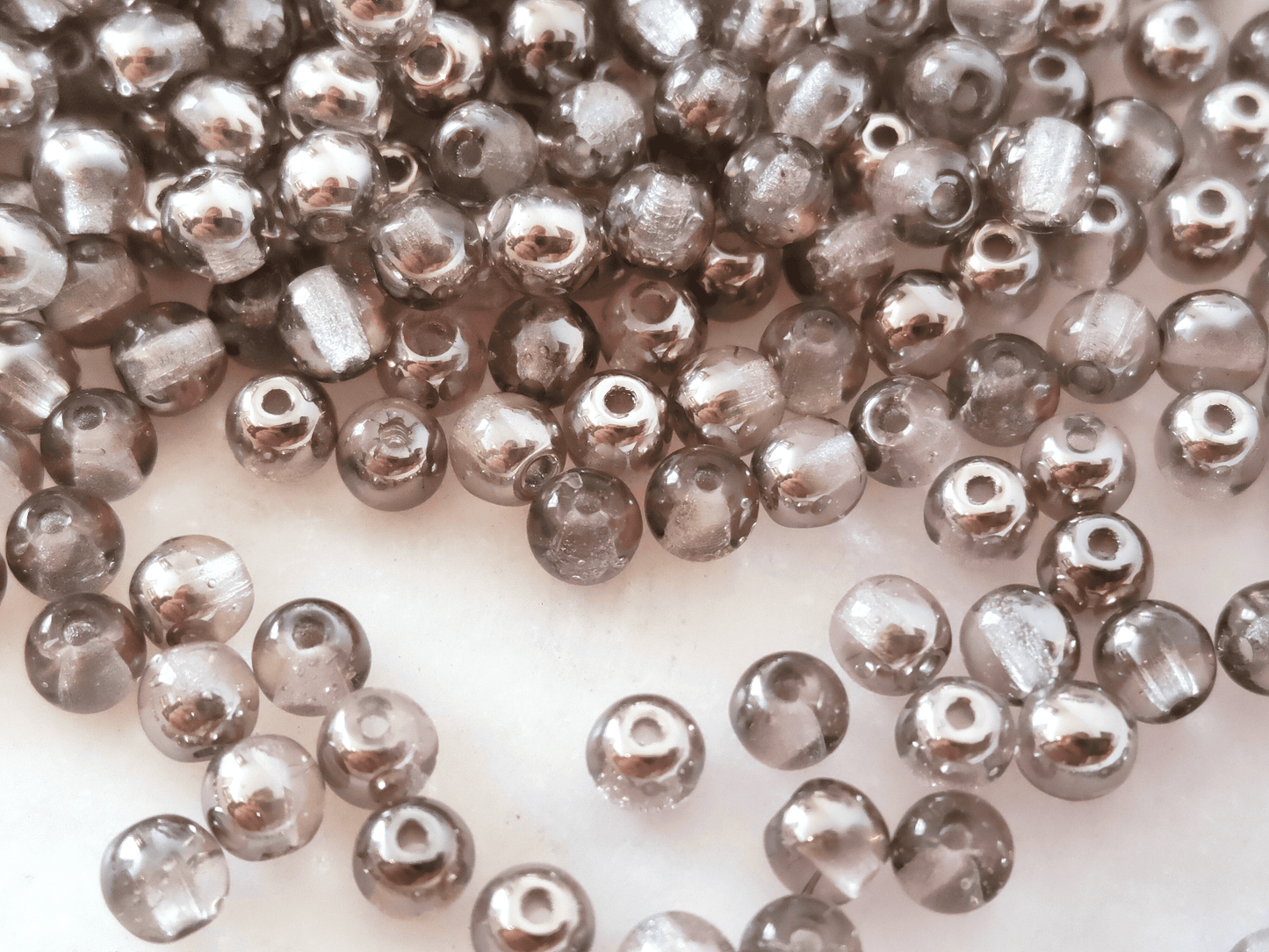 4mm runde Perlen - Farblos & Gunmetal
