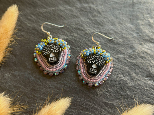 Earrings "Tuwile" with skulls wearing a flower crown - purple & blue