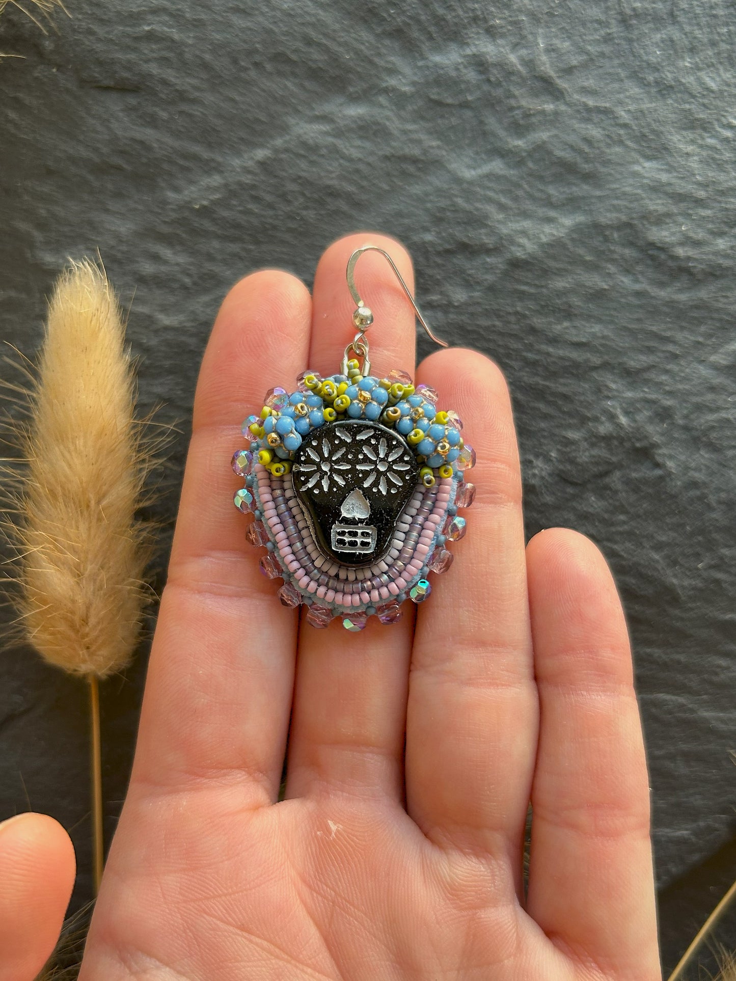 Earrings "Tuwile" with skulls wearing a flower crown - purple & blue