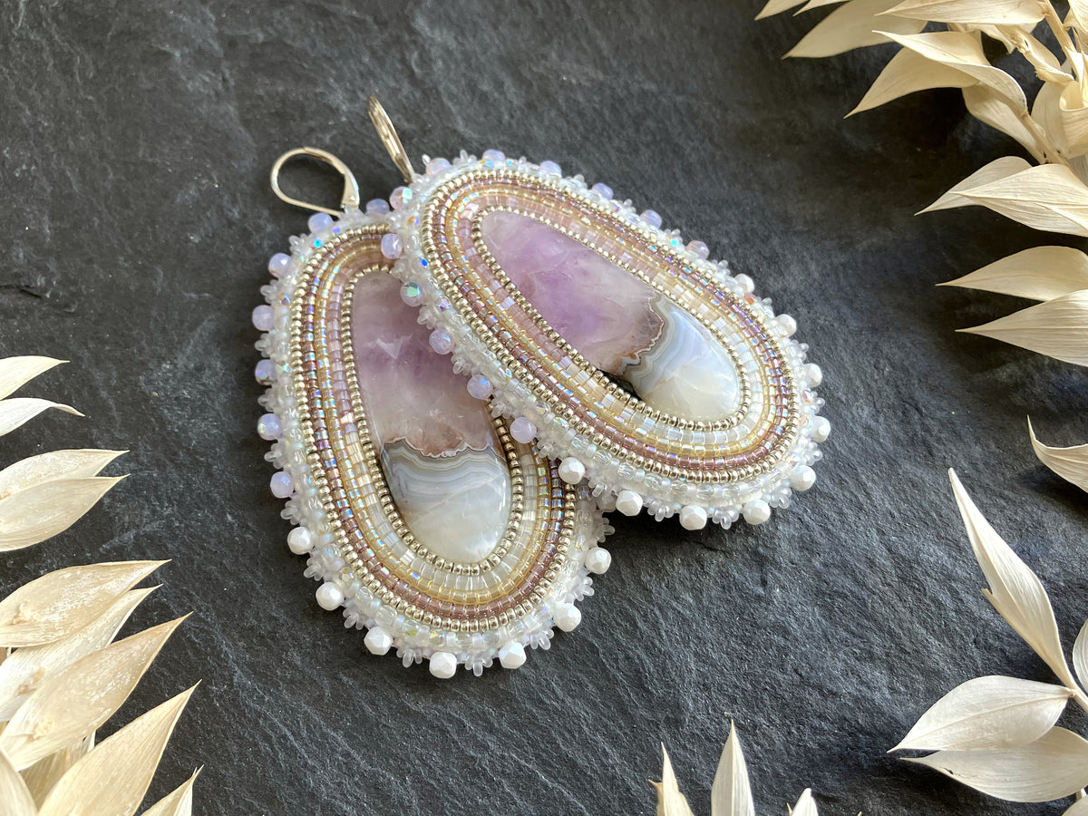 Natürliche Amethyst-Ohrringe "Vilmos" - schillerndes Lila, Beige & Silber