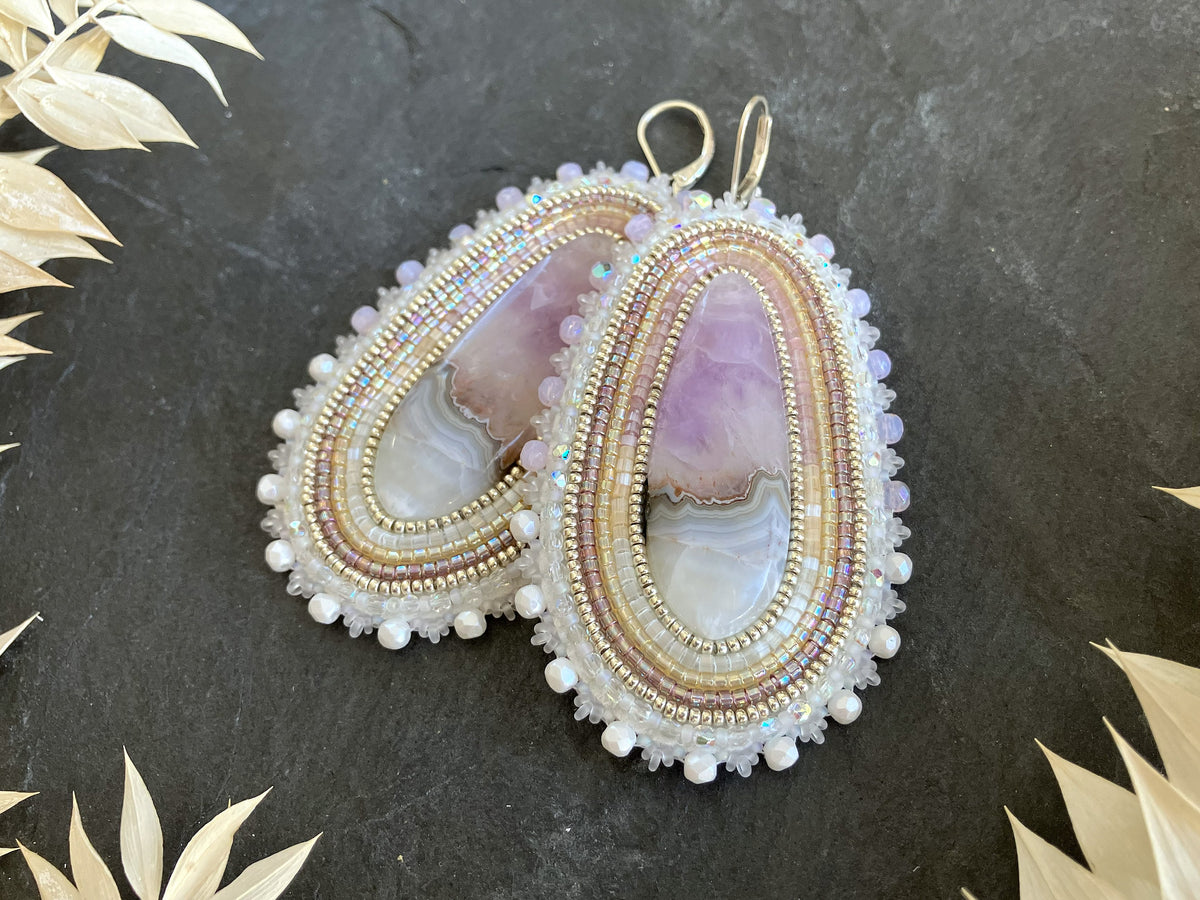 Natürliche Amethyst-Ohrringe "Vilmos" - schillerndes Lila, Beige & Silber