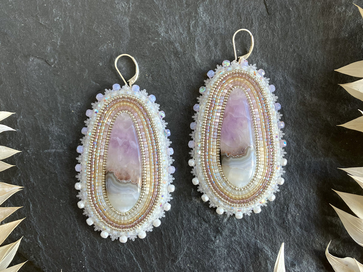 Natürliche Amethyst-Ohrringe "Vilmos" - schillerndes Lila, Beige & Silber