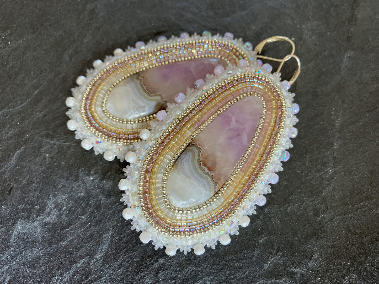 Natürliche Amethyst-Ohrringe "Vilmos" - schillerndes Lila, Beige & Silber
