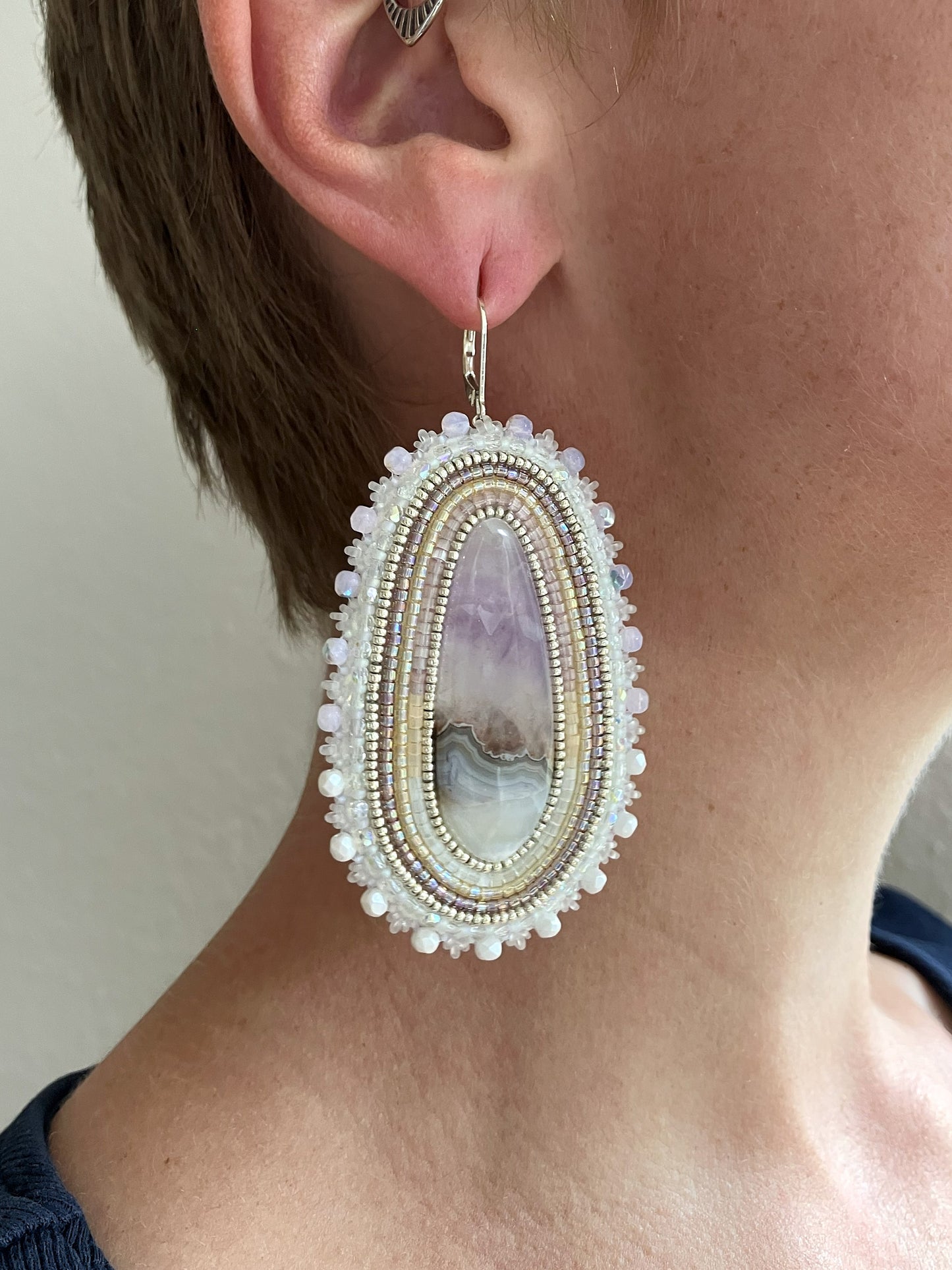 Natürliche Amethyst-Ohrringe "Vilmos" - schillerndes Lila, Beige & Silber