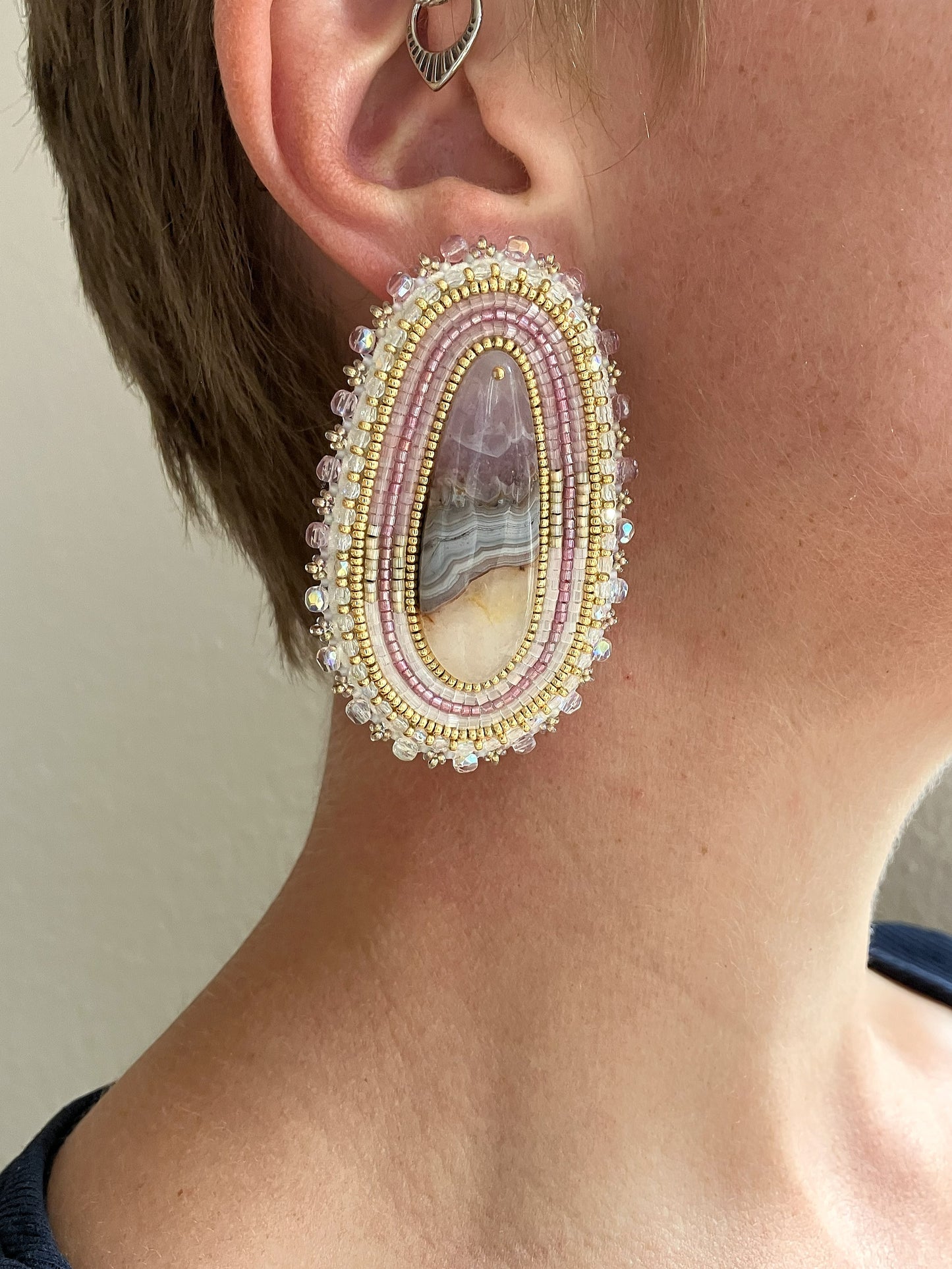 Natürliche Amethyst-Ohrringe "Vilmos" - schillerndes Lila & Gold