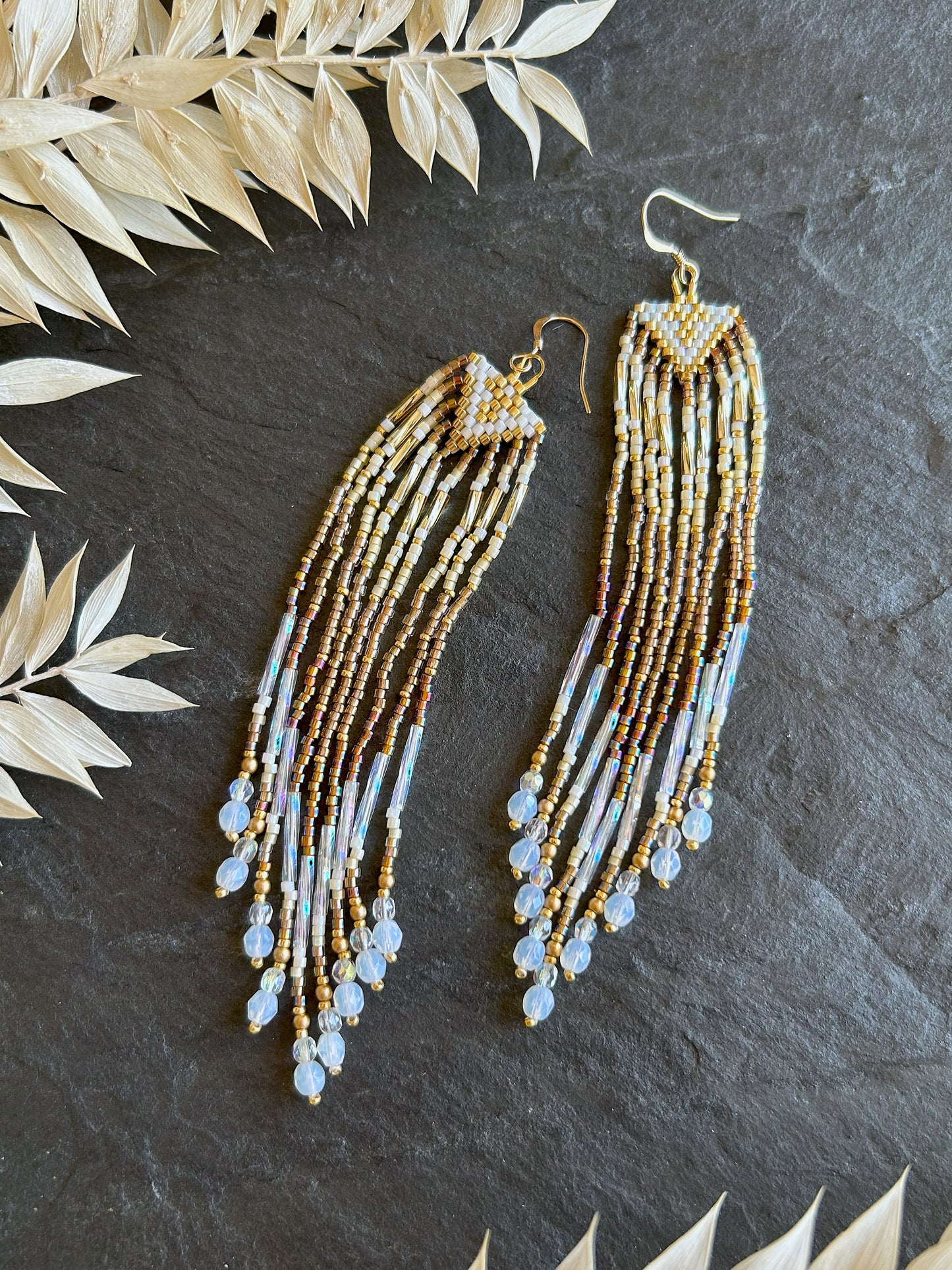 Kleine Ohrringe "Sheila" mit schillernden Fransen - Weiß & Gold