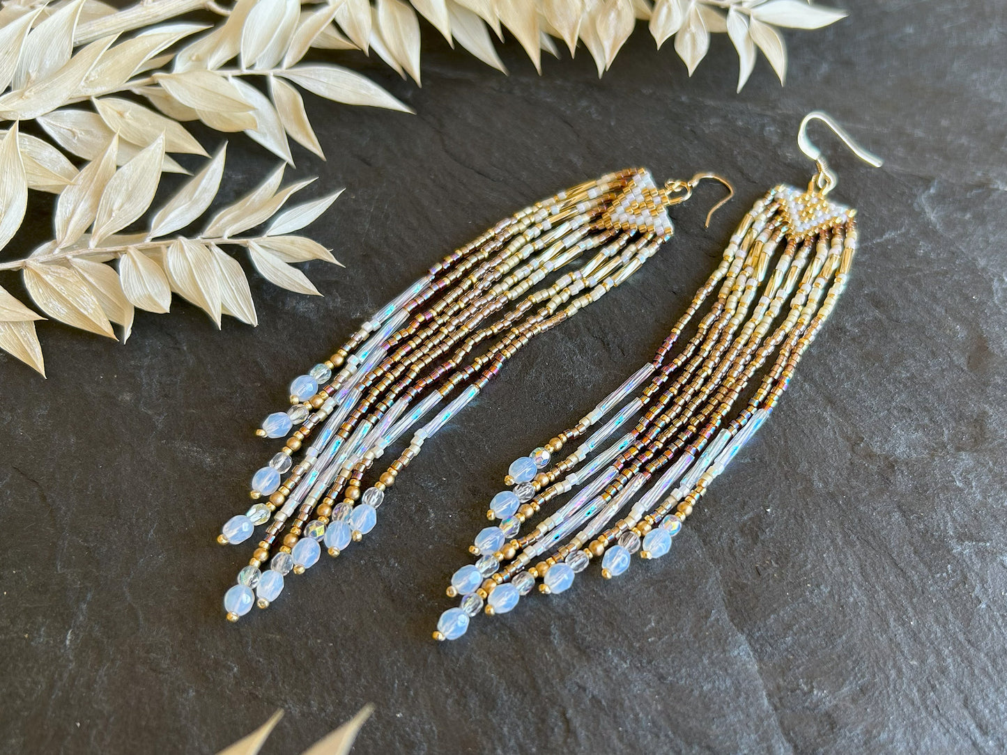 Kleine Ohrringe "Sheila" mit schillernden Fransen - Weiß & Gold