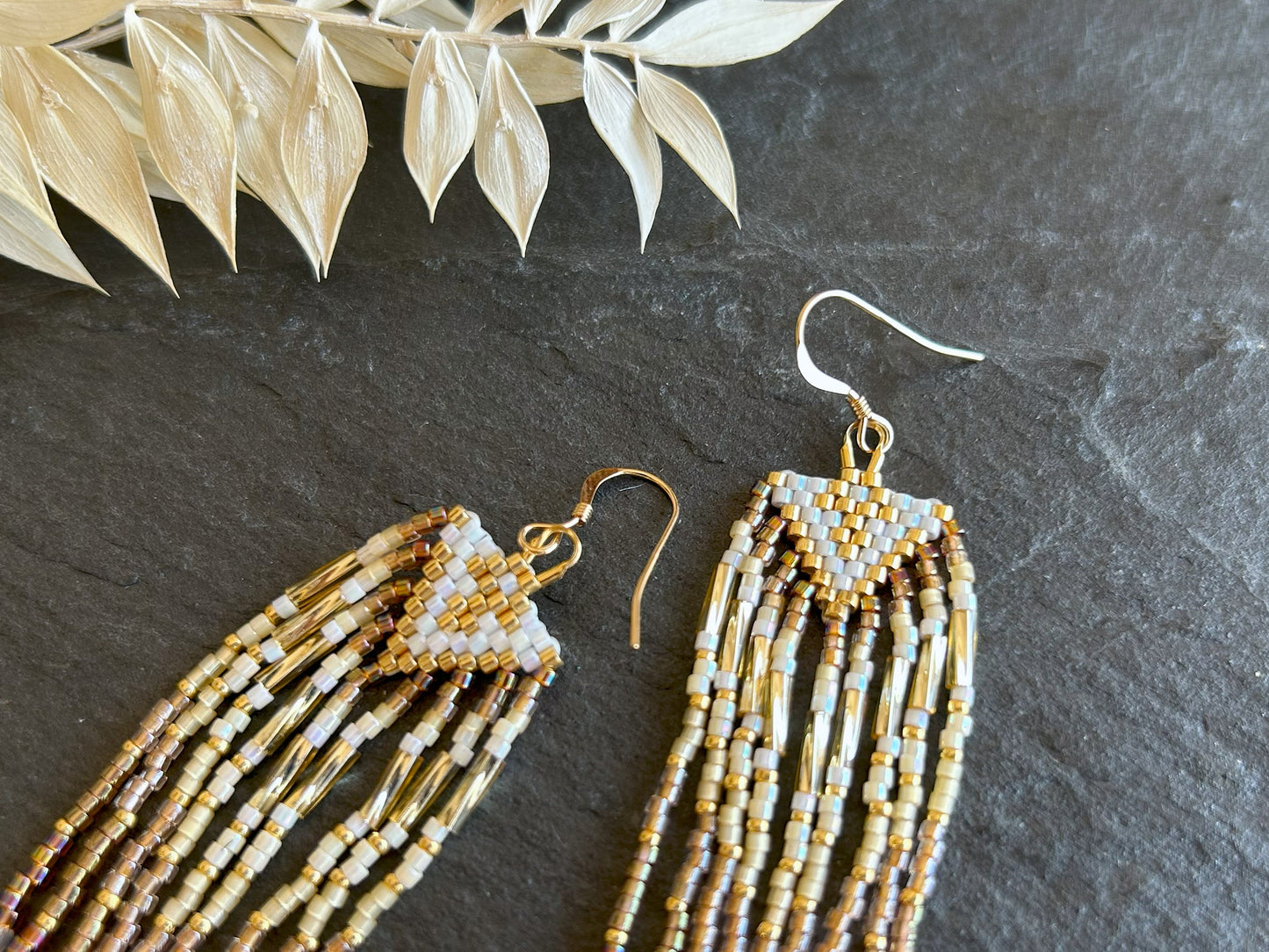 Kleine Ohrringe "Sheila" mit schillernden Fransen - Weiß & Gold