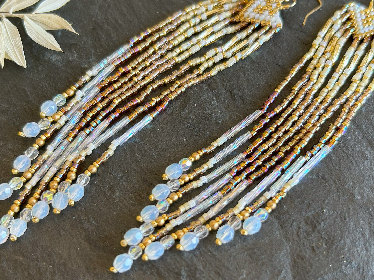 Kleine Ohrringe "Sheila" mit schillernden Fransen - Weiß & Gold