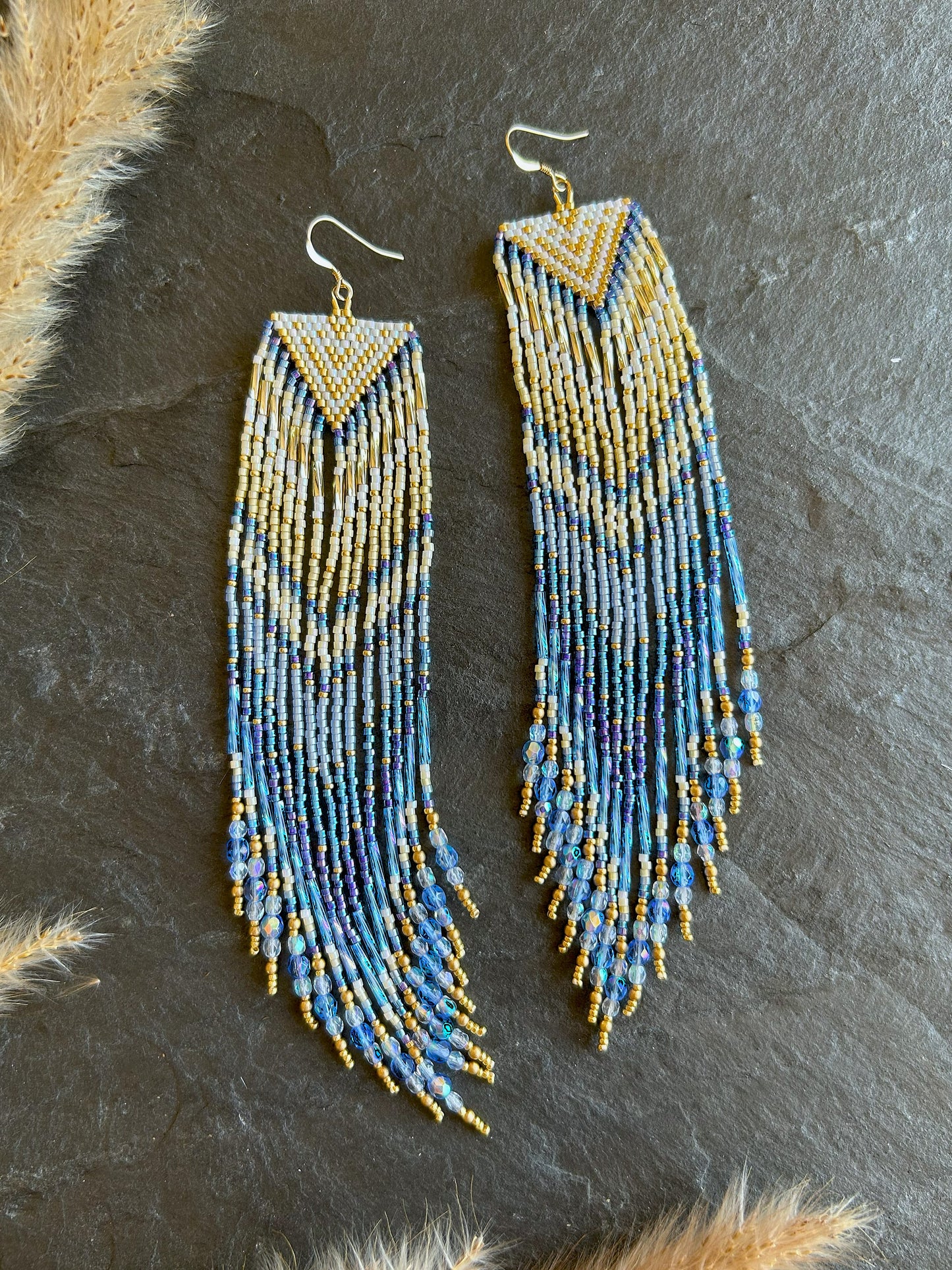 Statement Ohrringe "Sheila" mit schillernden Fransen - Gold & Blau