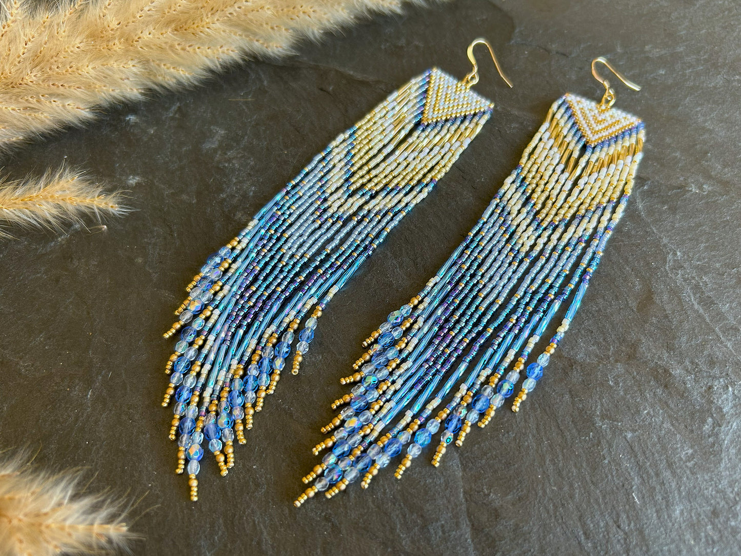 Statement Ohrringe "Sheila" mit schillernden Fransen - Gold & Blau