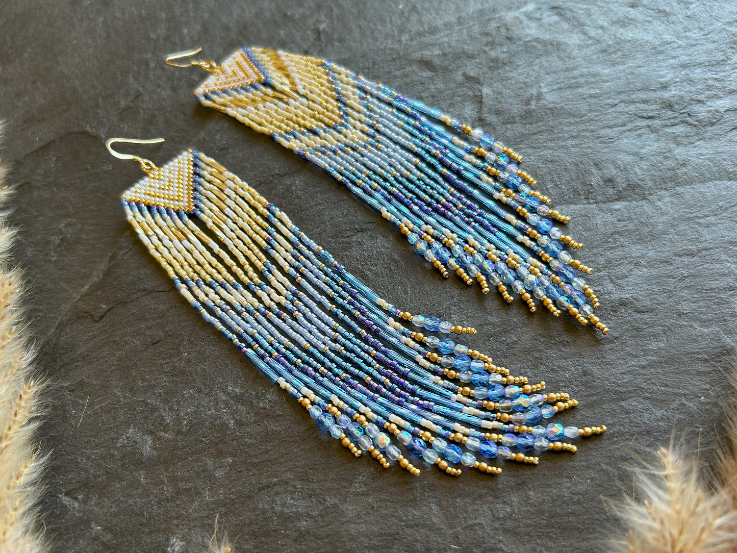 Statement Ohrringe "Sheila" mit schillernden Fransen - Gold & Blau