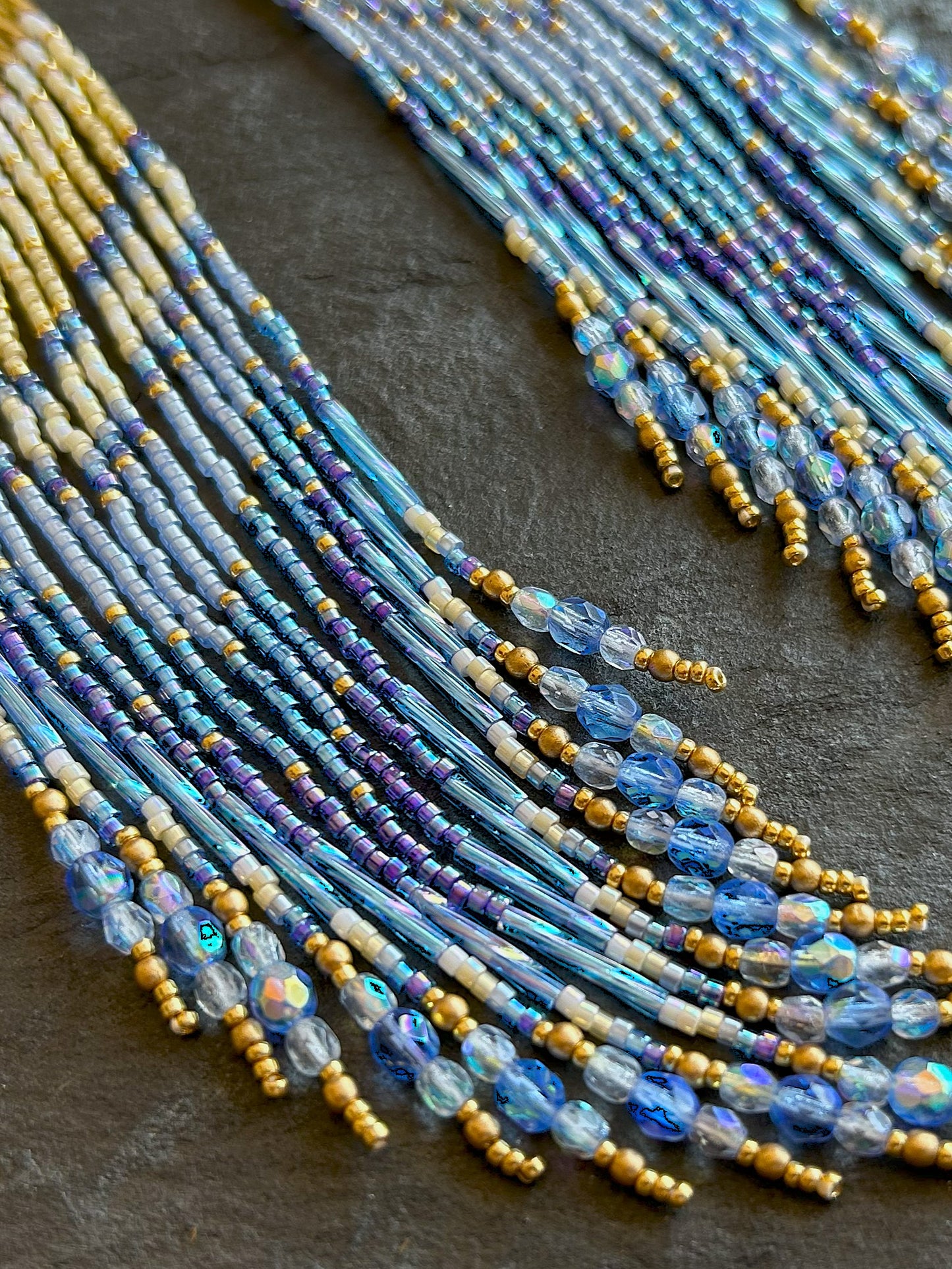 Statement Ohrringe "Sheila" mit schillernden Fransen - Gold & Blau