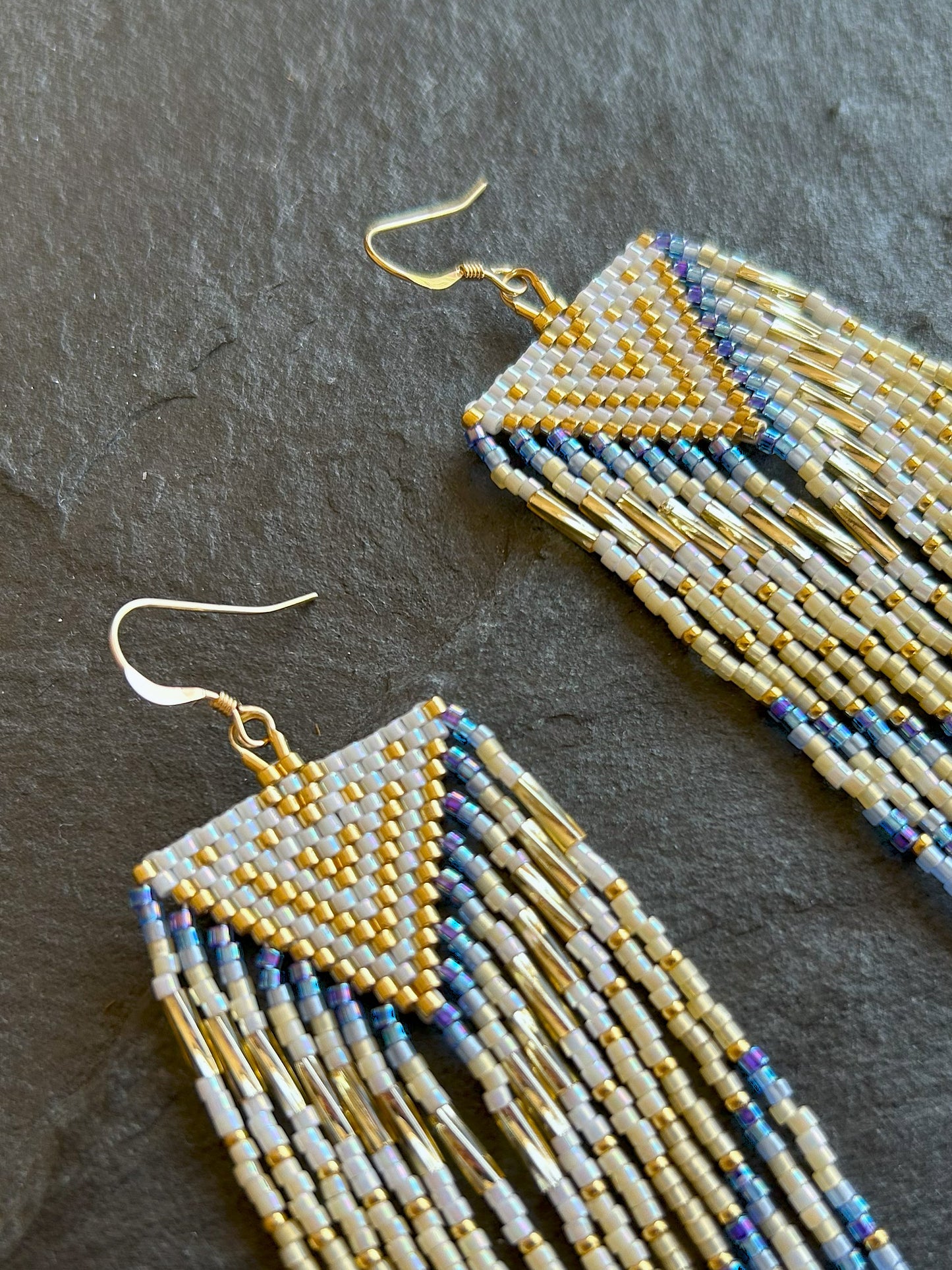 Statement Ohrringe "Sheila" mit schillernden Fransen - Gold & Blau