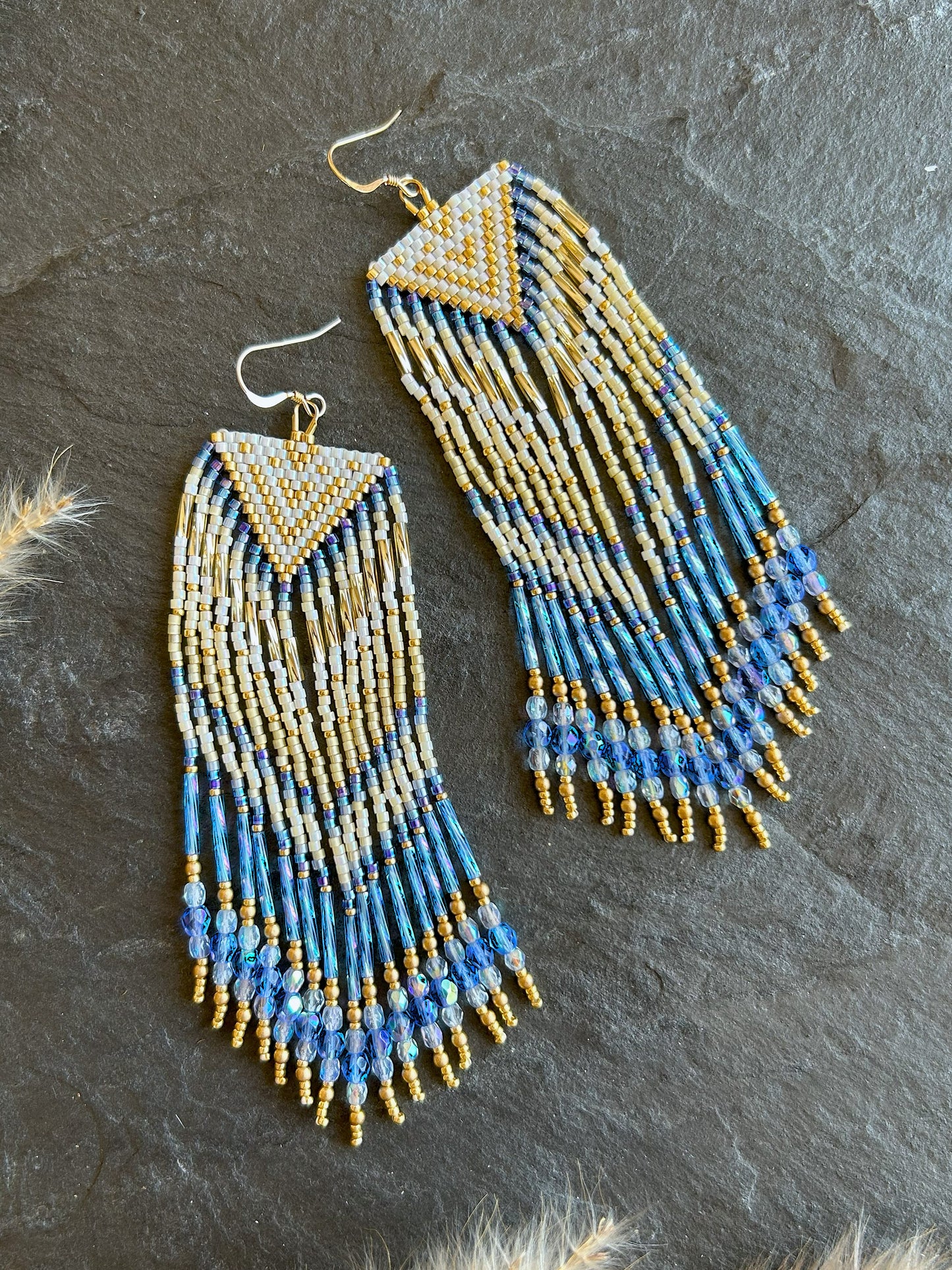 Ohrringe "Sheila" mit schillernden Fransen - Gold & Blau