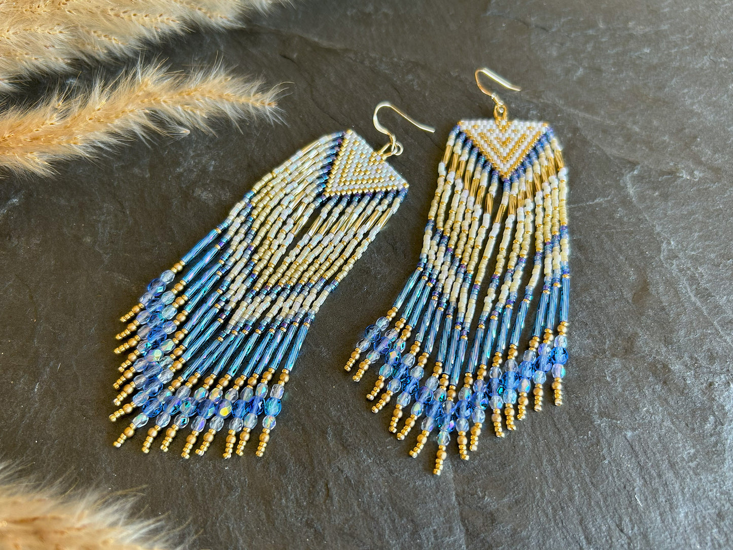 Ohrringe "Sheila" mit schillernden Fransen - Gold & Blau