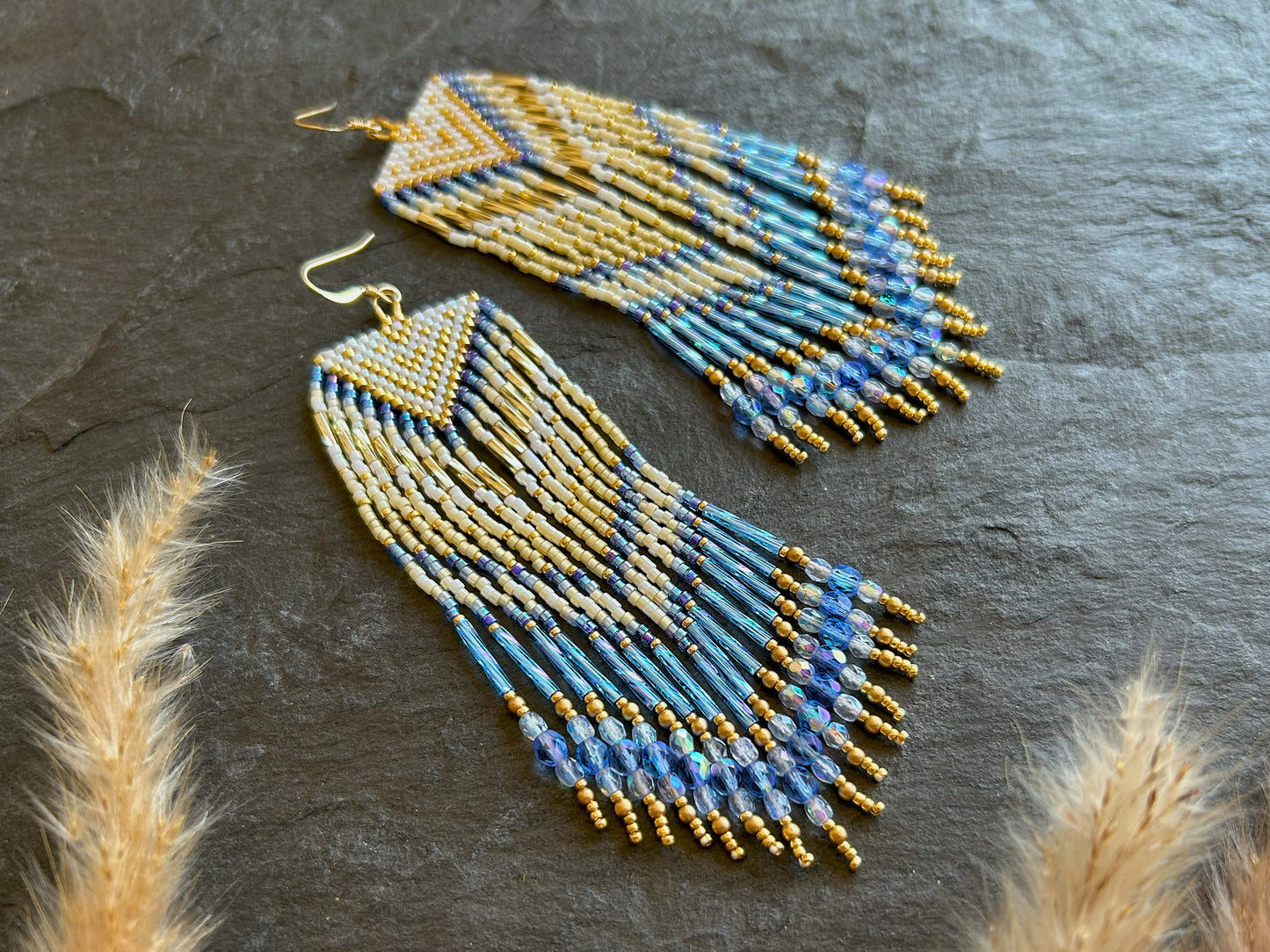 Ohrringe "Sheila" mit schillernden Fransen - Gold & Blau
