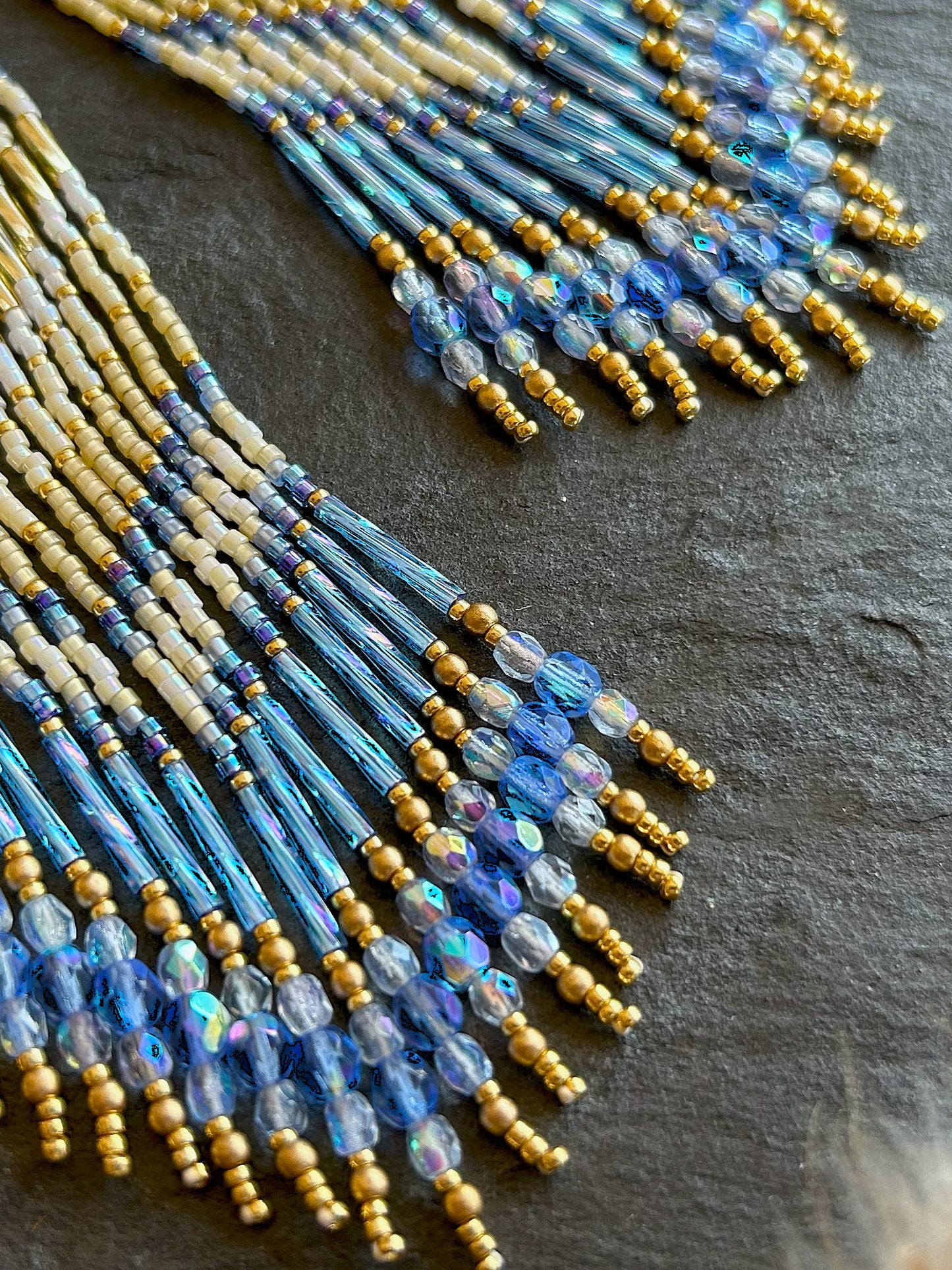 Ohrringe "Sheila" mit schillernden Fransen - Gold & Blau