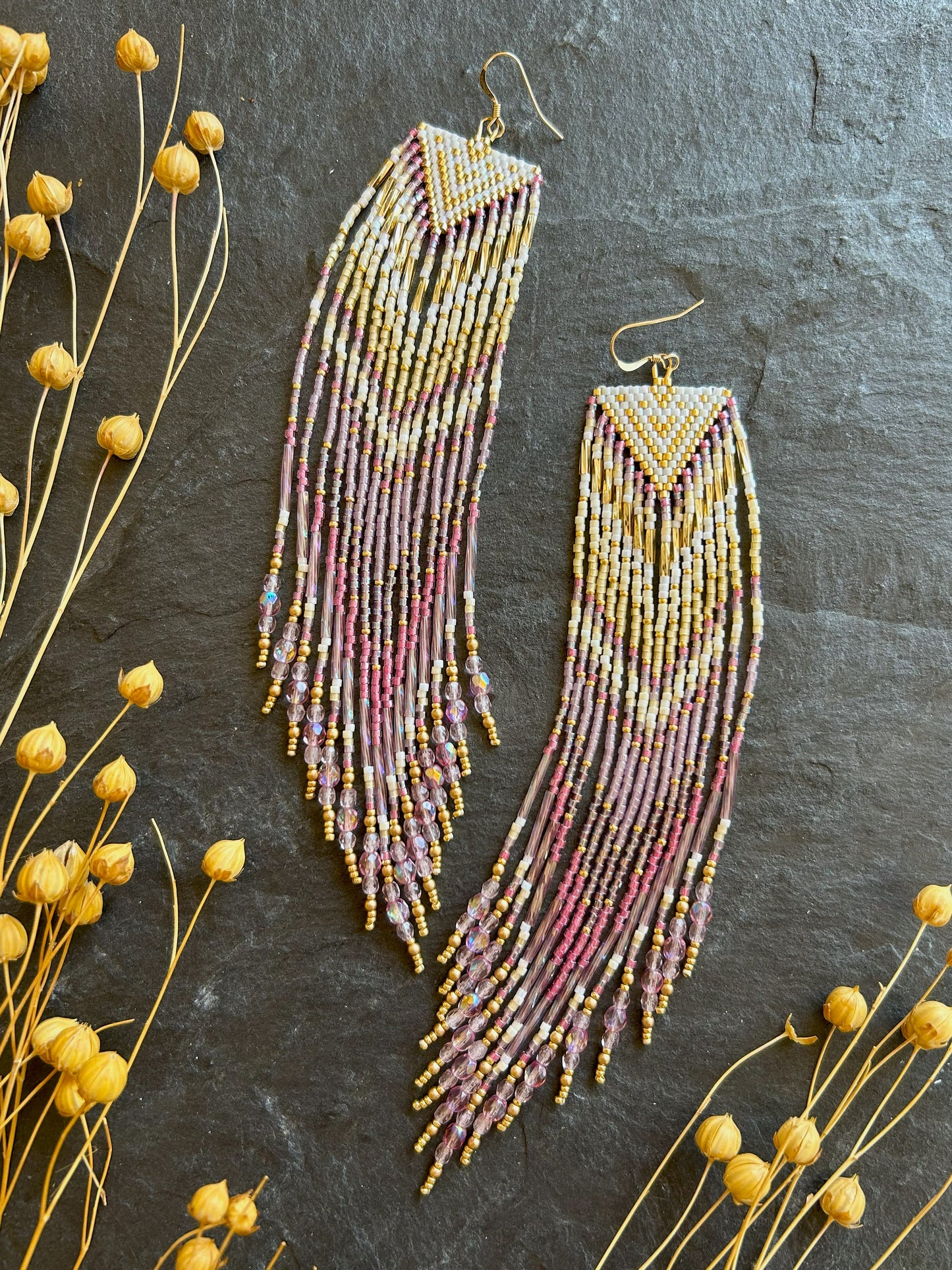 Statement Ohrringe "Sheila" mit schillernden Fransen - Gold & Pink