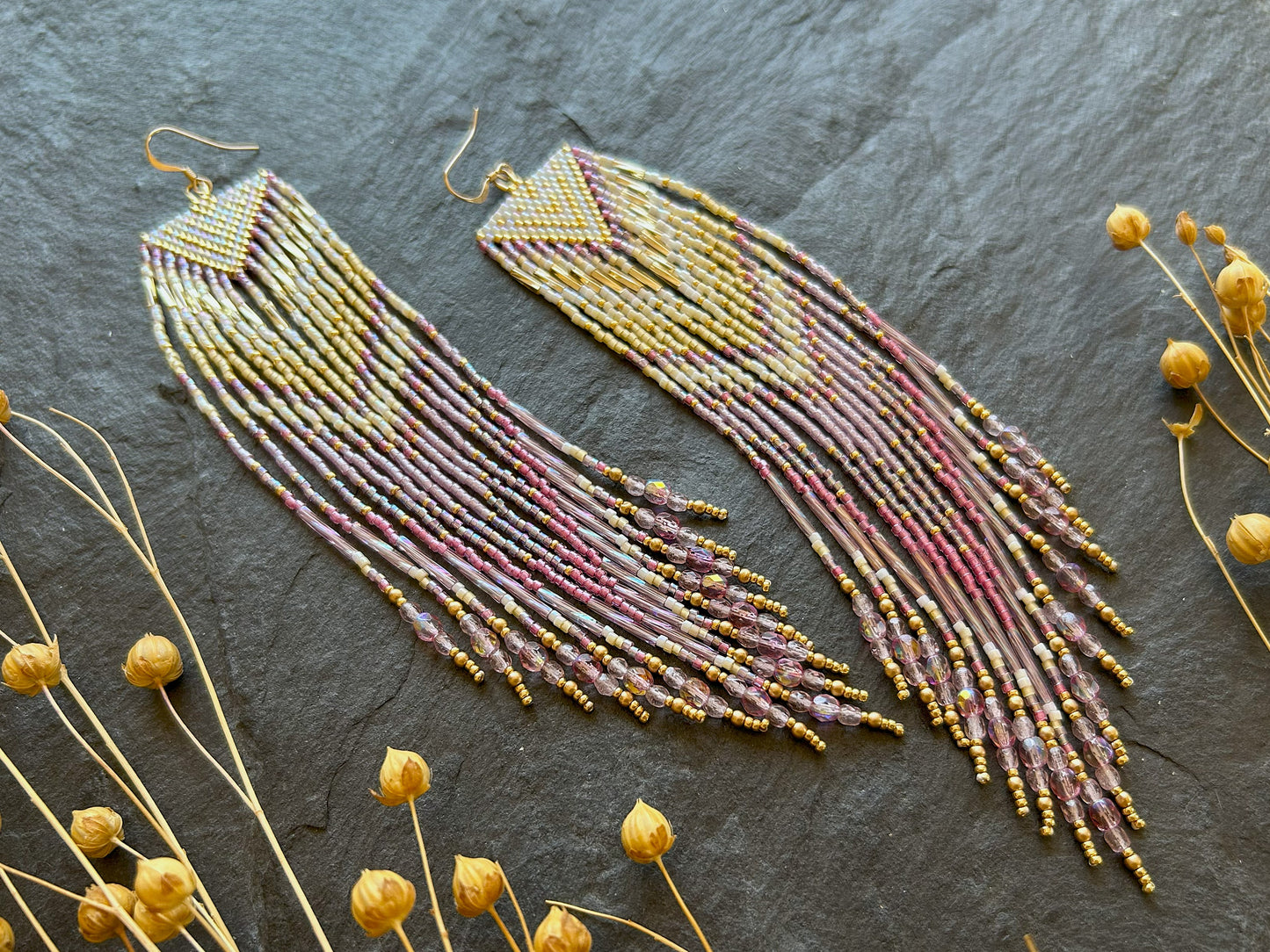 Statement Ohrringe "Sheila" mit schillernden Fransen - Gold & Pink