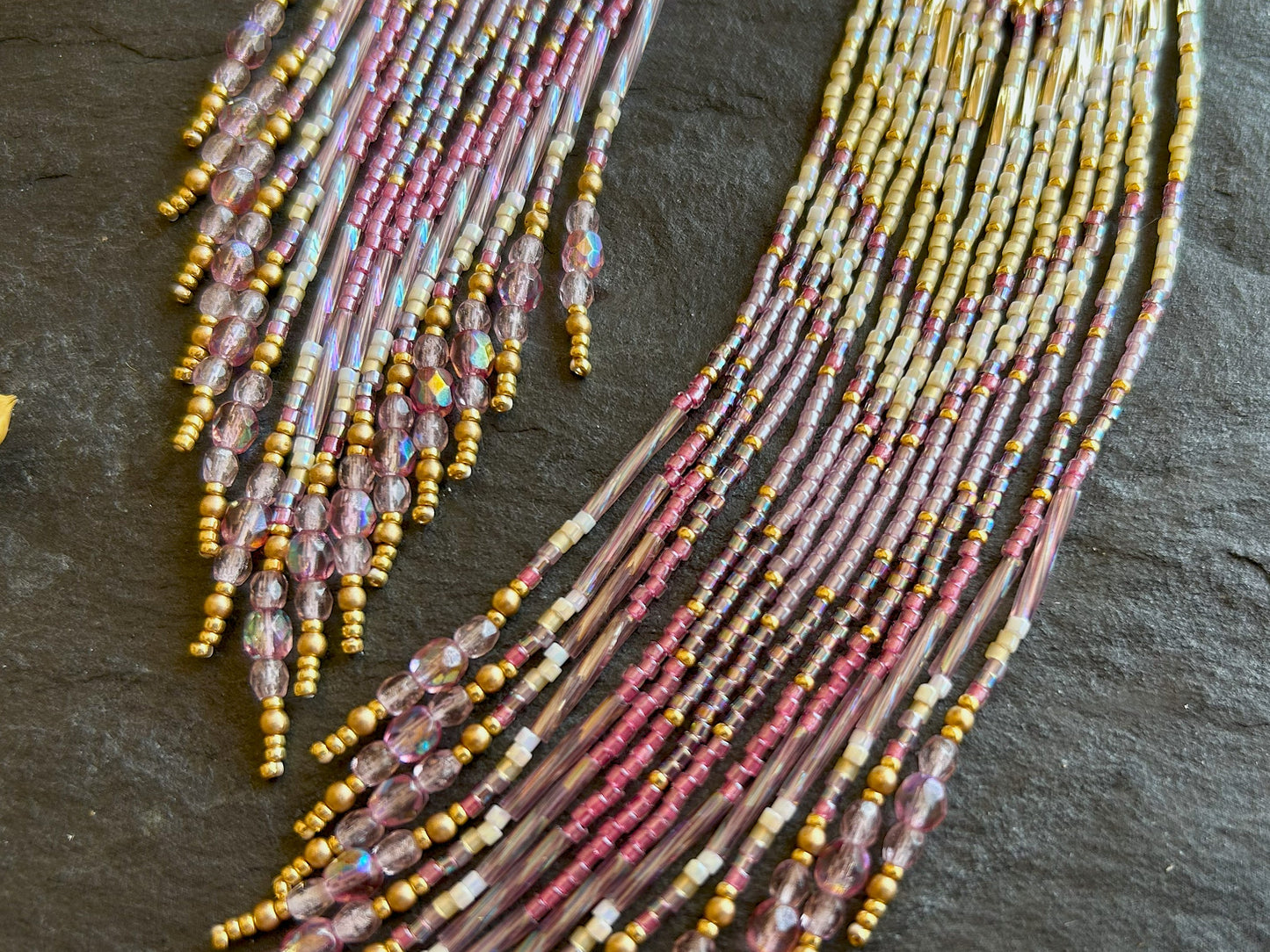 Statement Ohrringe "Sheila" mit schillernden Fransen - Gold & Pink