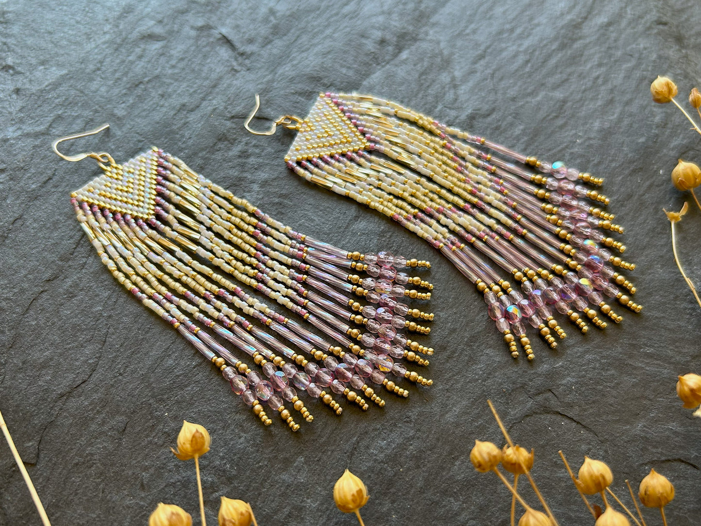 Ohrringe "Sheila" mit schillernden Fransen - Gold & Pink