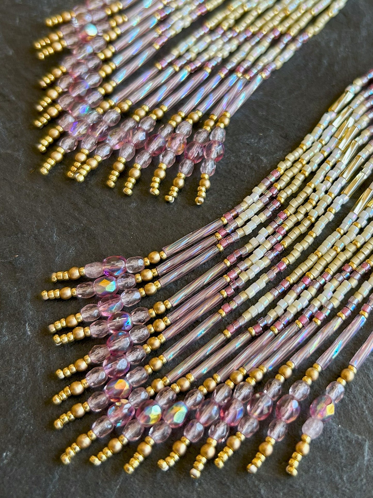 Ohrringe "Sheila" mit schillernden Fransen - Gold & Pink
