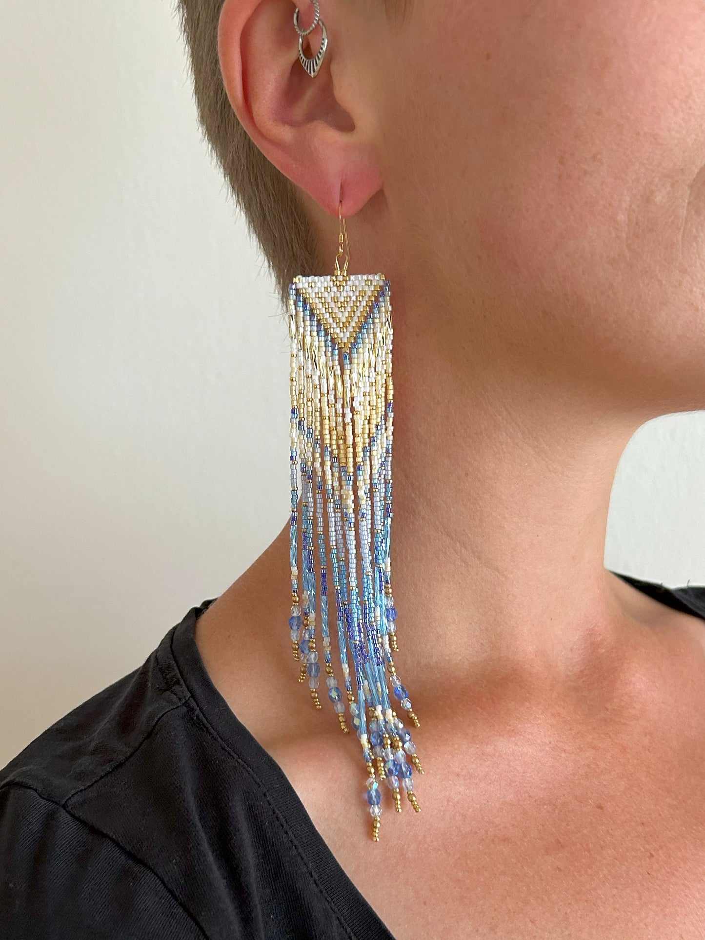 Statement Ohrringe "Sheila" mit schillernden Fransen - Gold & Blau