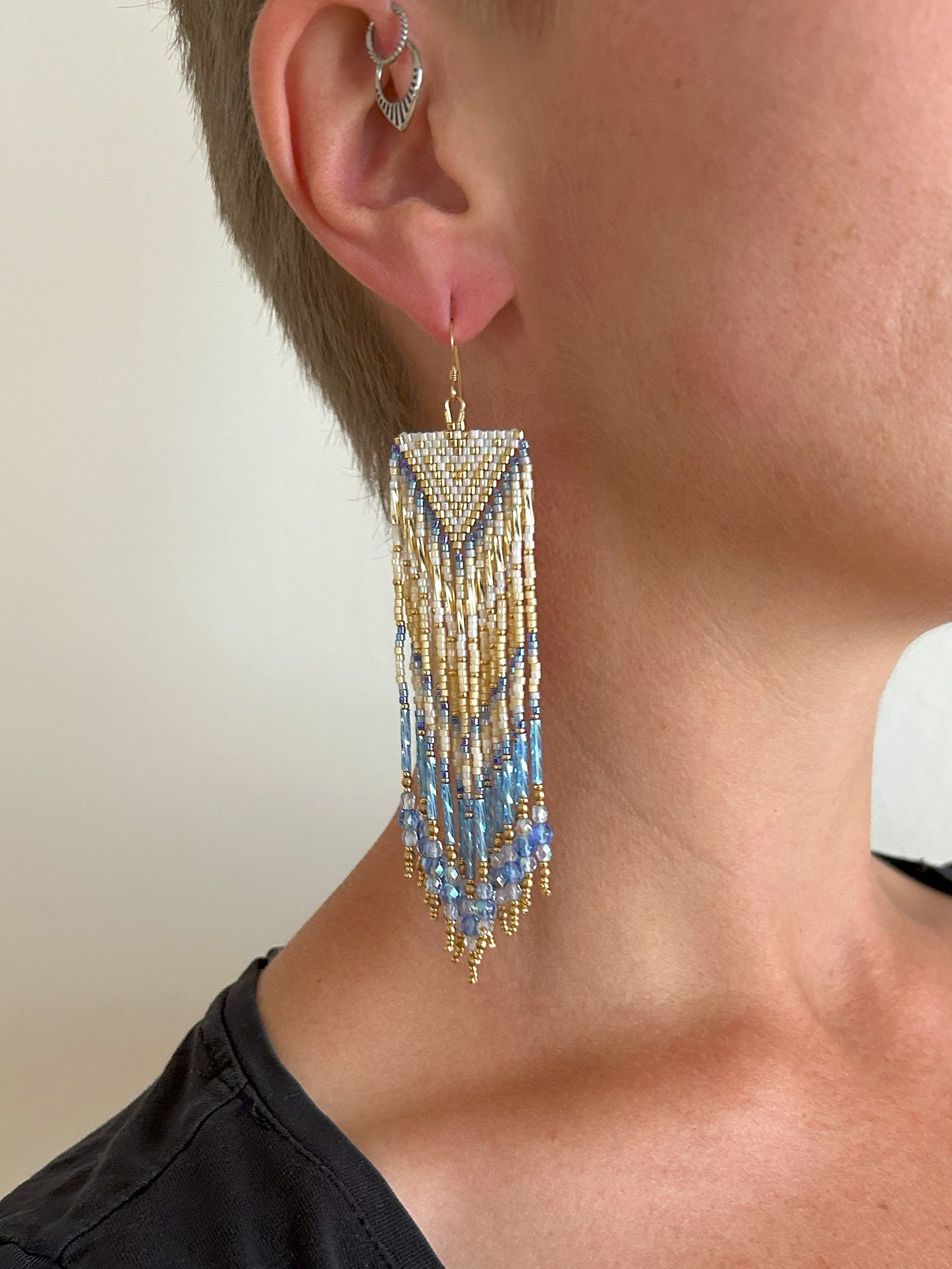 Ohrringe "Sheila" mit schillernden Fransen - Gold & Blau