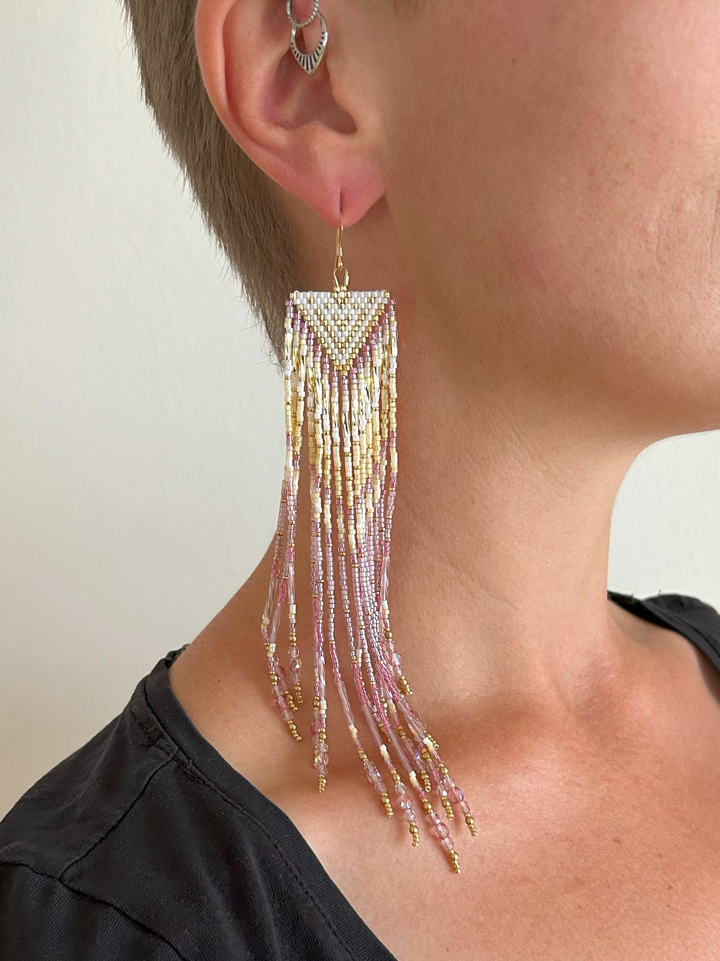 Statement Ohrringe "Sheila" mit schillernden Fransen - Gold & Pink